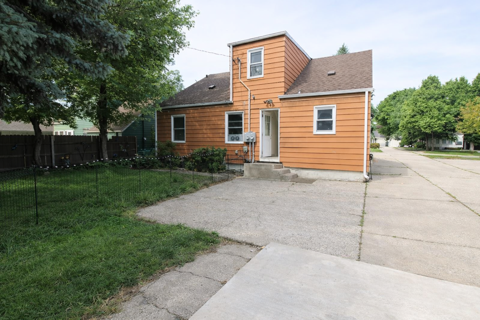 1948 single family home for sale at 420 14th Street S in Moorhead, MN — 8 bed, 2 bath (photo 8 of 57)