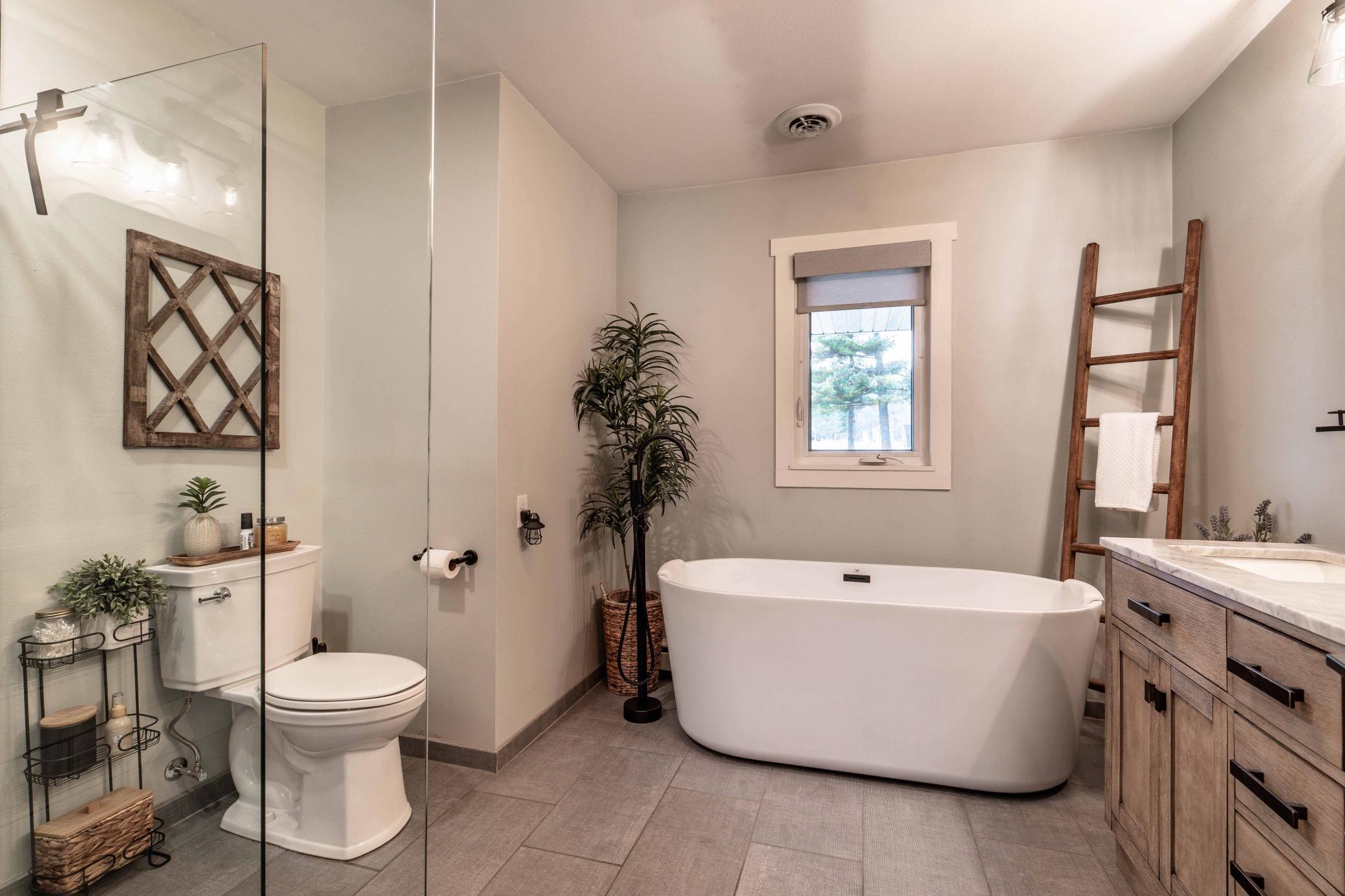 1961 single family home for sale at 736 Shorewood Drive in Detroit Lakes, MN — 4 bed, 3 bath (photo 6 of 90)