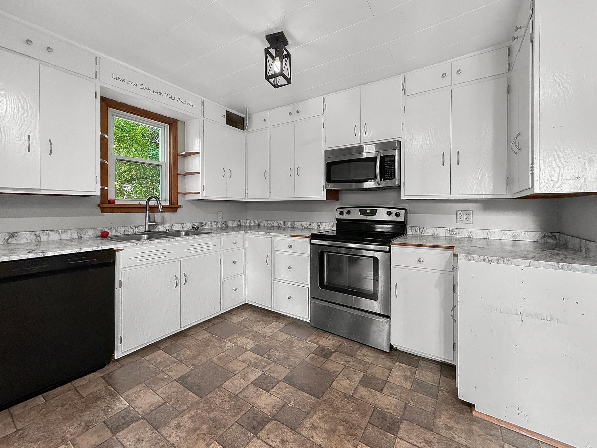1920 single family home for sale at 604 Lincoln Avenue SE in Bemidji, MN — 3 bed, 1 bath (photo 5 of 16)