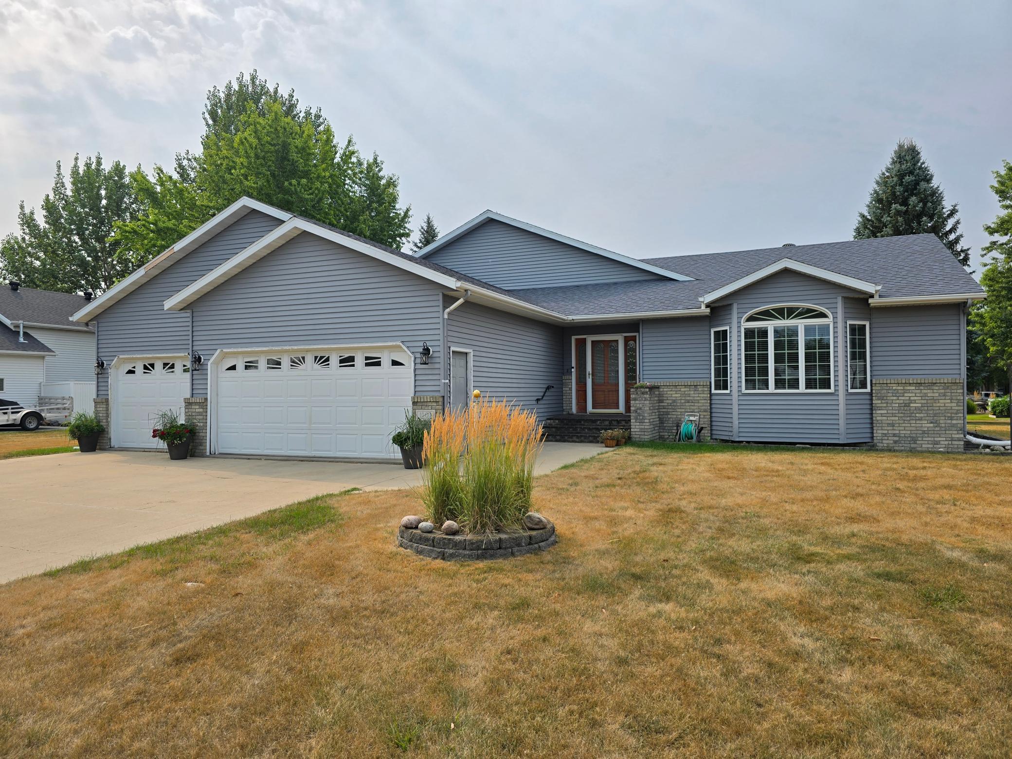 1999 single family home for sale at 1101 5th Avenue SE in Barnesville, MN — 5 bed, 3 bath (photo 2 of 8)