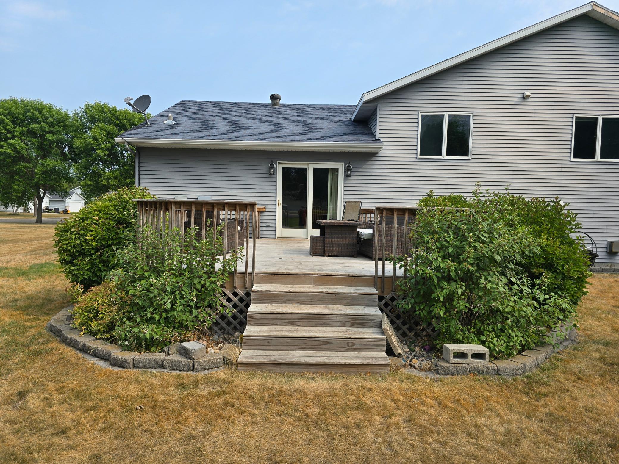 1999 single family home for sale at 1101 5th Avenue SE in Barnesville, MN — 5 bed, 3 bath (photo 5 of 8)