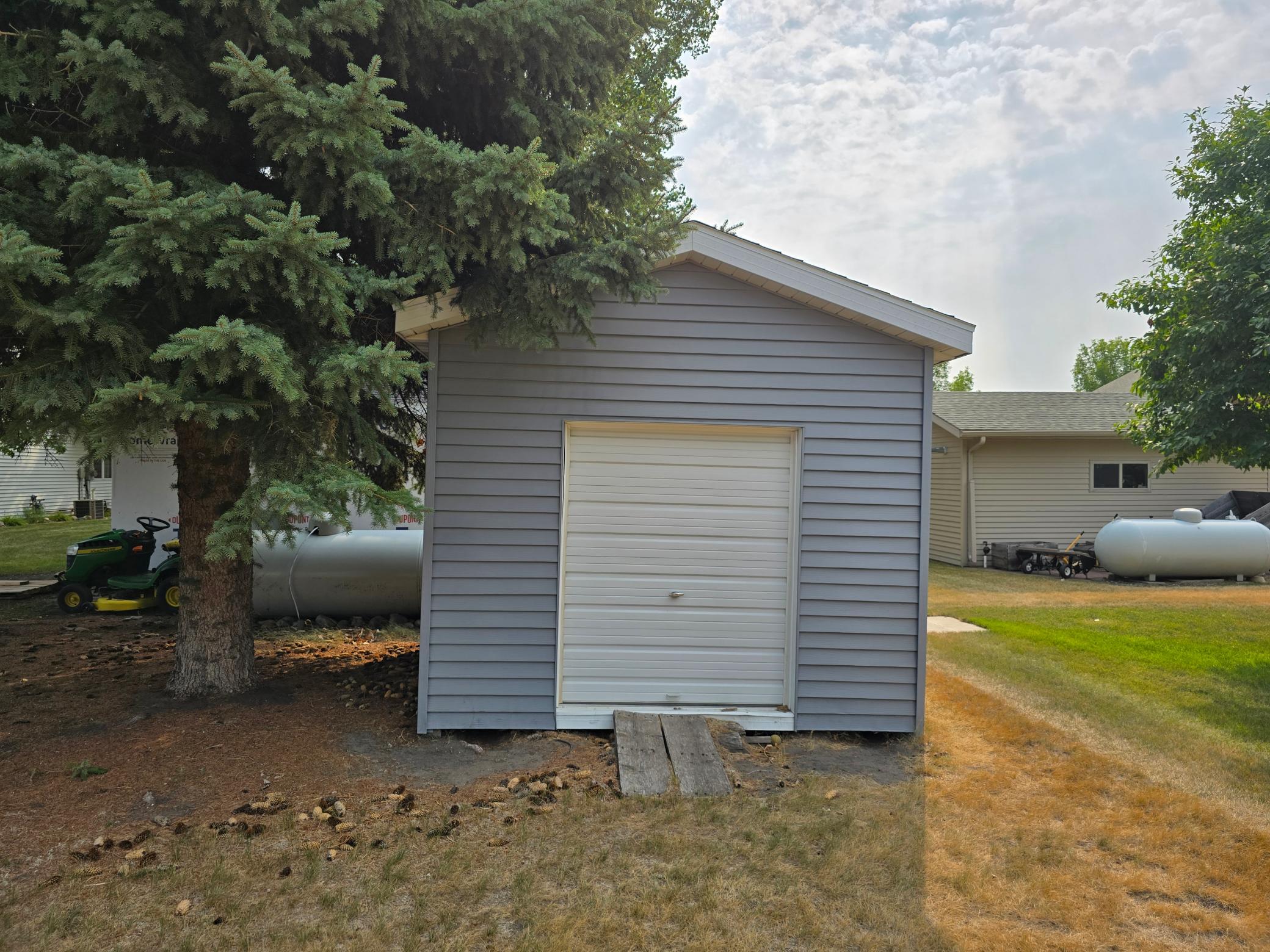 1999 single family home for sale at 1101 5th Avenue SE in Barnesville, MN — 5 bed, 3 bath (photo 7 of 8)