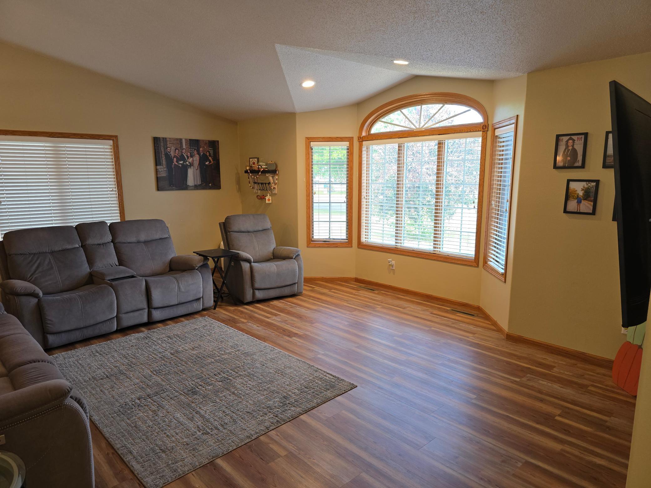 1999 single family home for sale at 1101 5th Avenue SE in Barnesville, MN — 5 bed, 3 bath (photo 11 of 52)