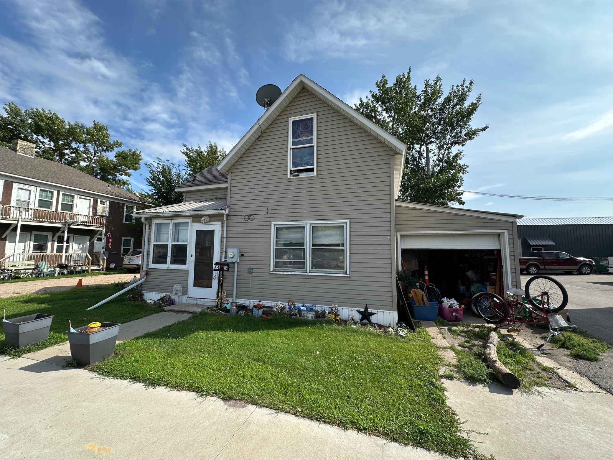 1890 single family home for sale at 314 4th Street E in Thief River Falls, MN — 3 bed, 1 bath (photo 2 of 7)