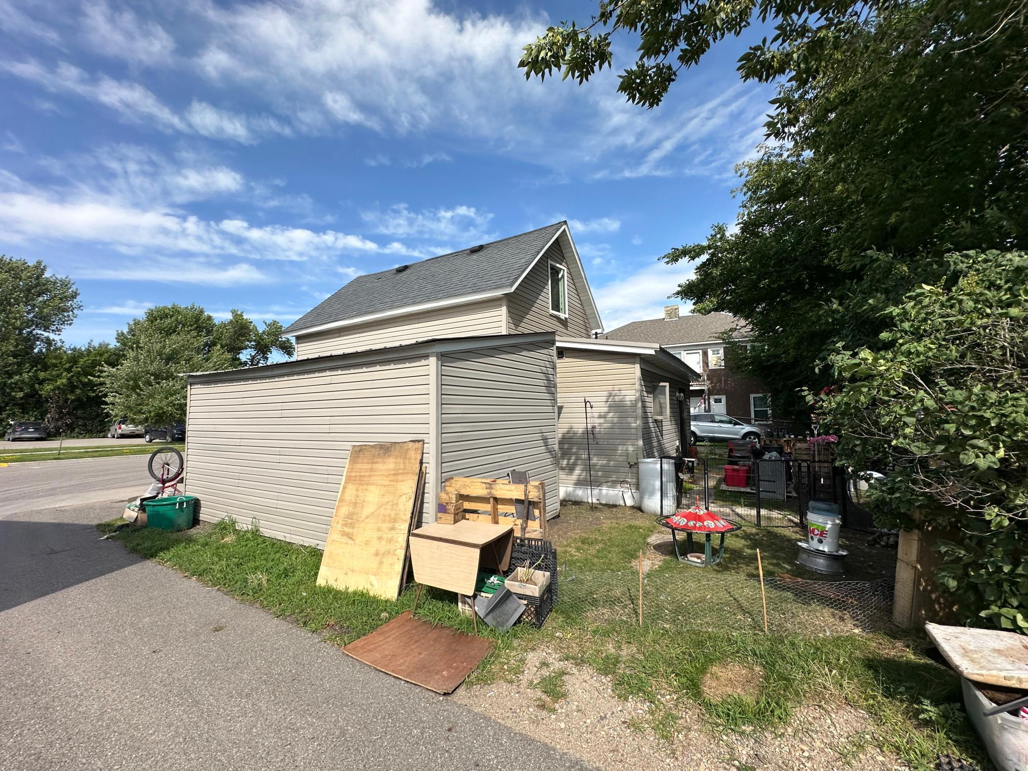 1890 single family home for sale at 314 4th Street E in Thief River Falls, MN — 3 bed, 1 bath (photo 3 of 7)