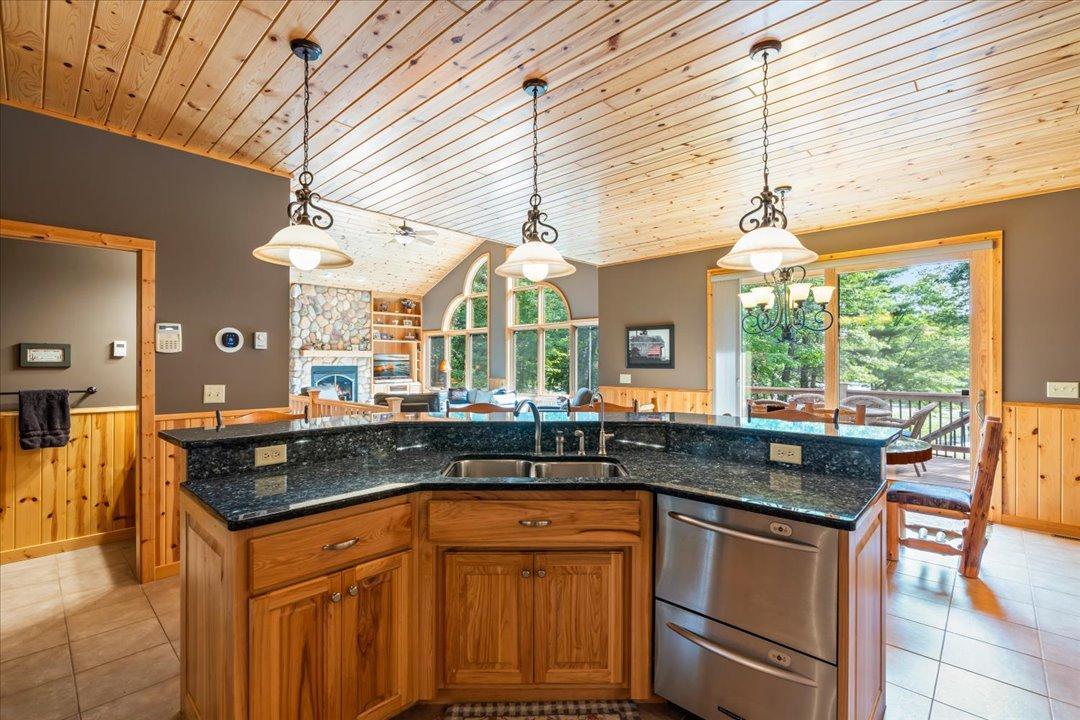 2005 single family home for sale at 37003 Staley Lane in Crosslake, MN — 4 bed, 3 bath (photo 9 of 67)
