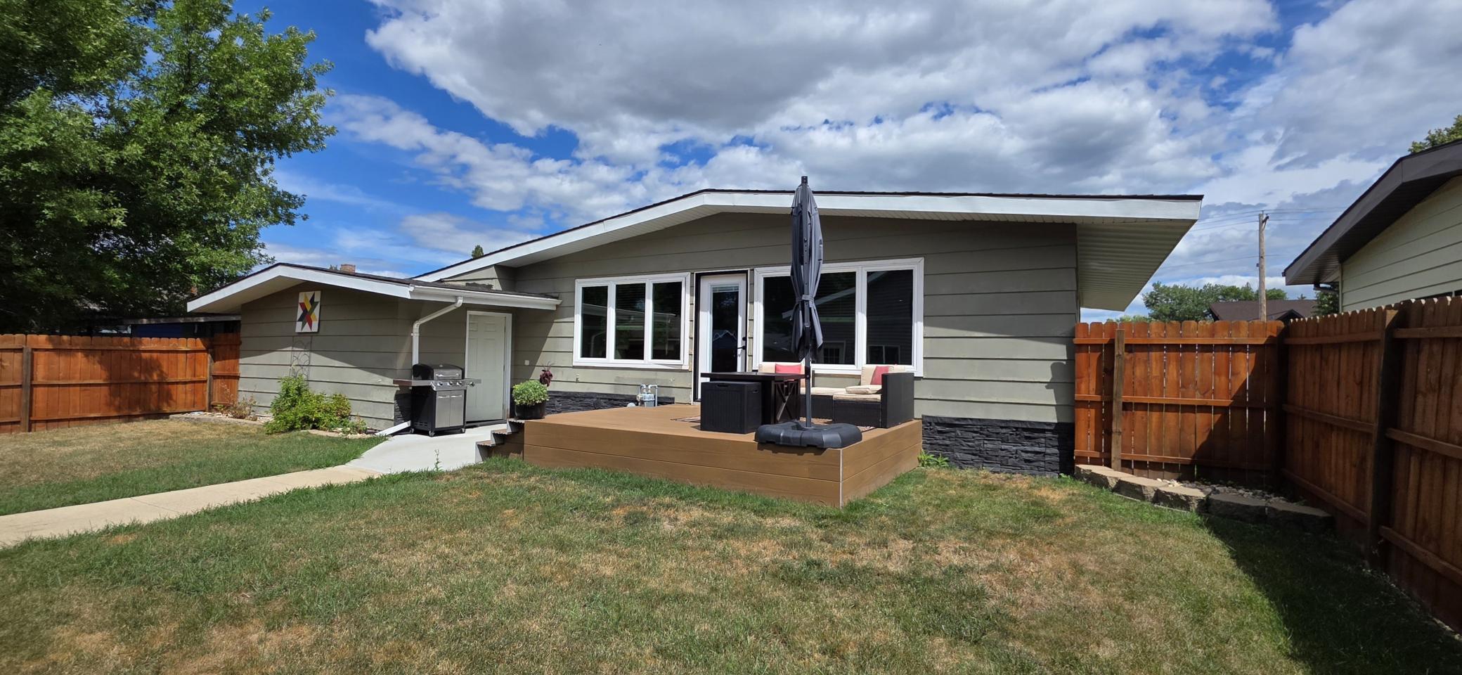 1961 single family home for sale at 640 9th Avenue SW in Valley City, ND — 3 bed, 2 bath (photo 2 of 61)