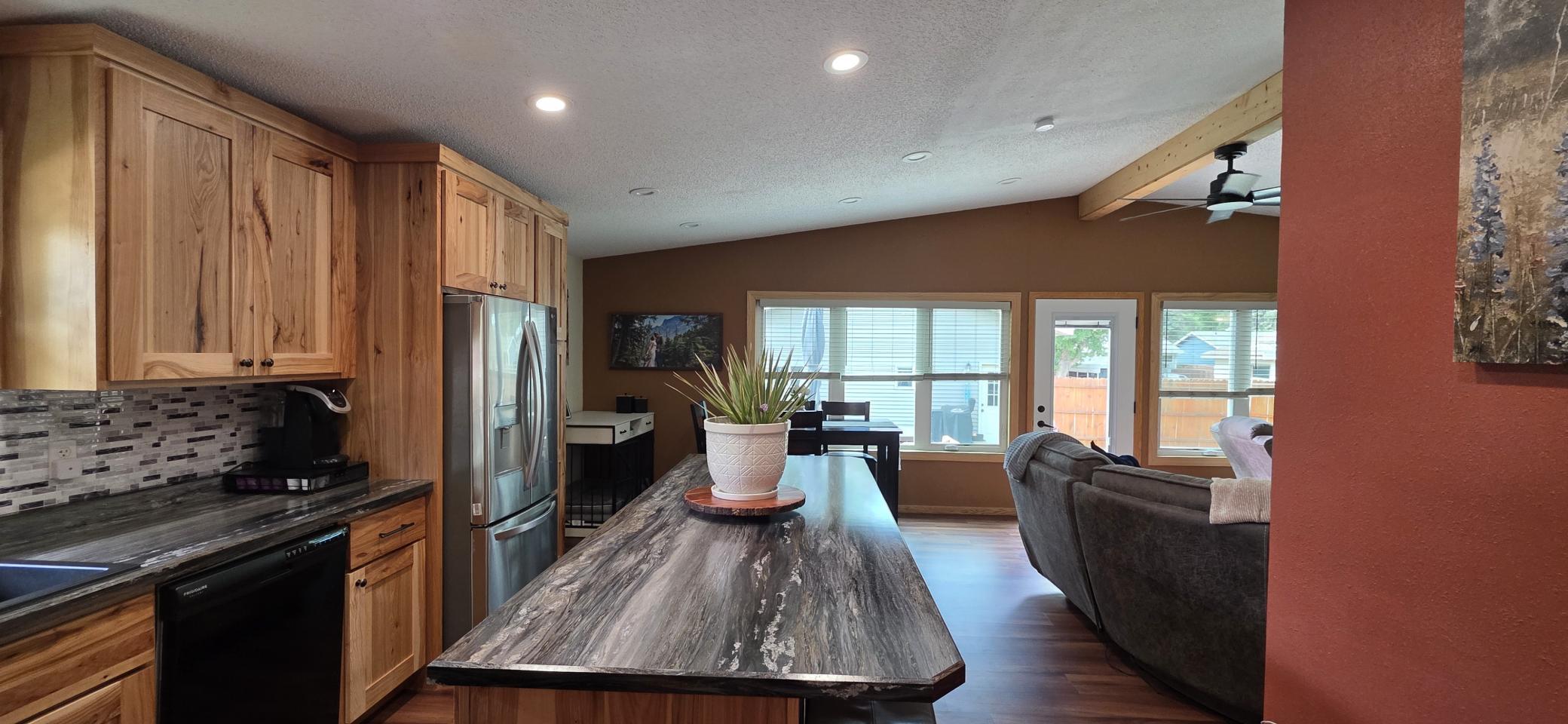 1961 single family home for sale at 640 9th Avenue SW in Valley City, ND — 3 bed, 2 bath (photo 11 of 61)