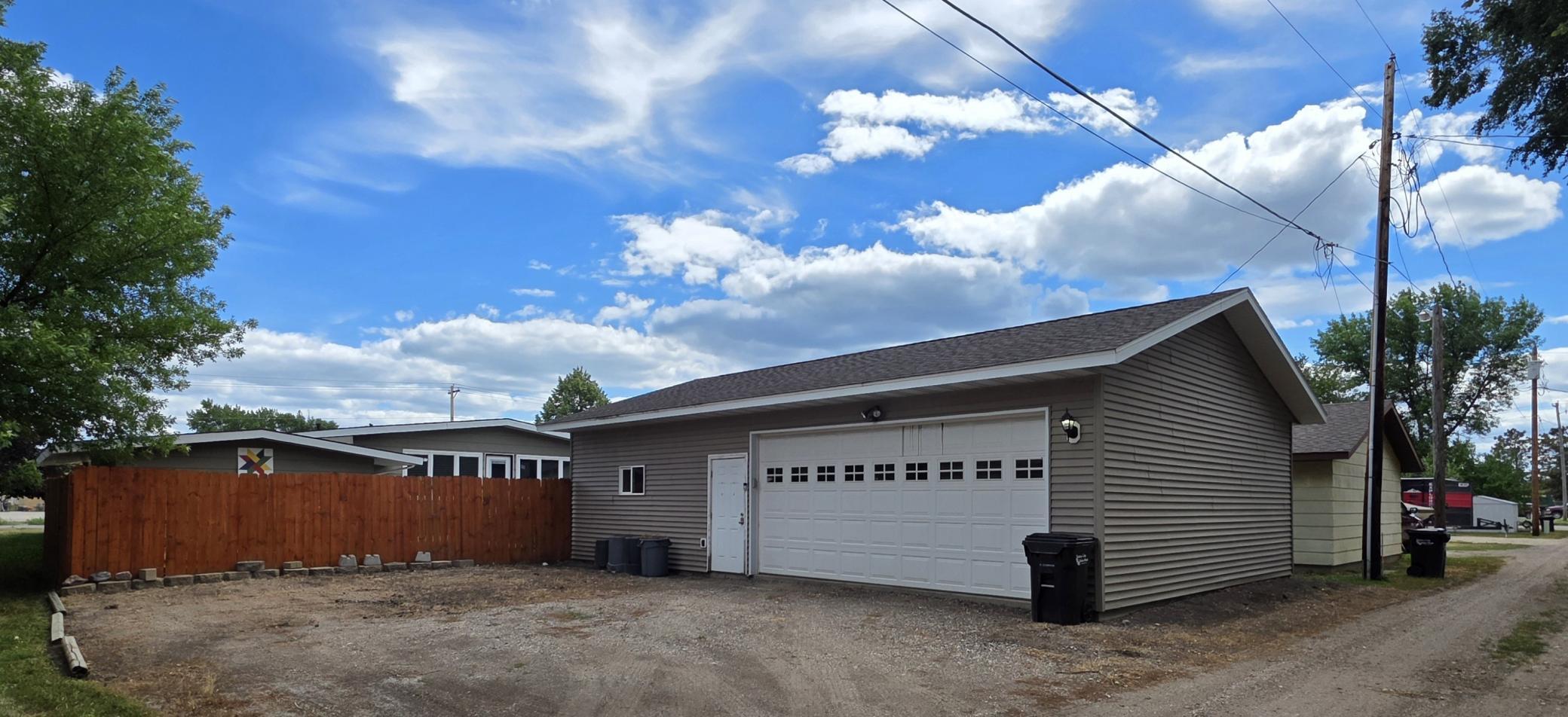 1961 single family home for sale at 640 9th Avenue SW in Valley City, ND — 3 bed, 2 bath (photo 3 of 61)