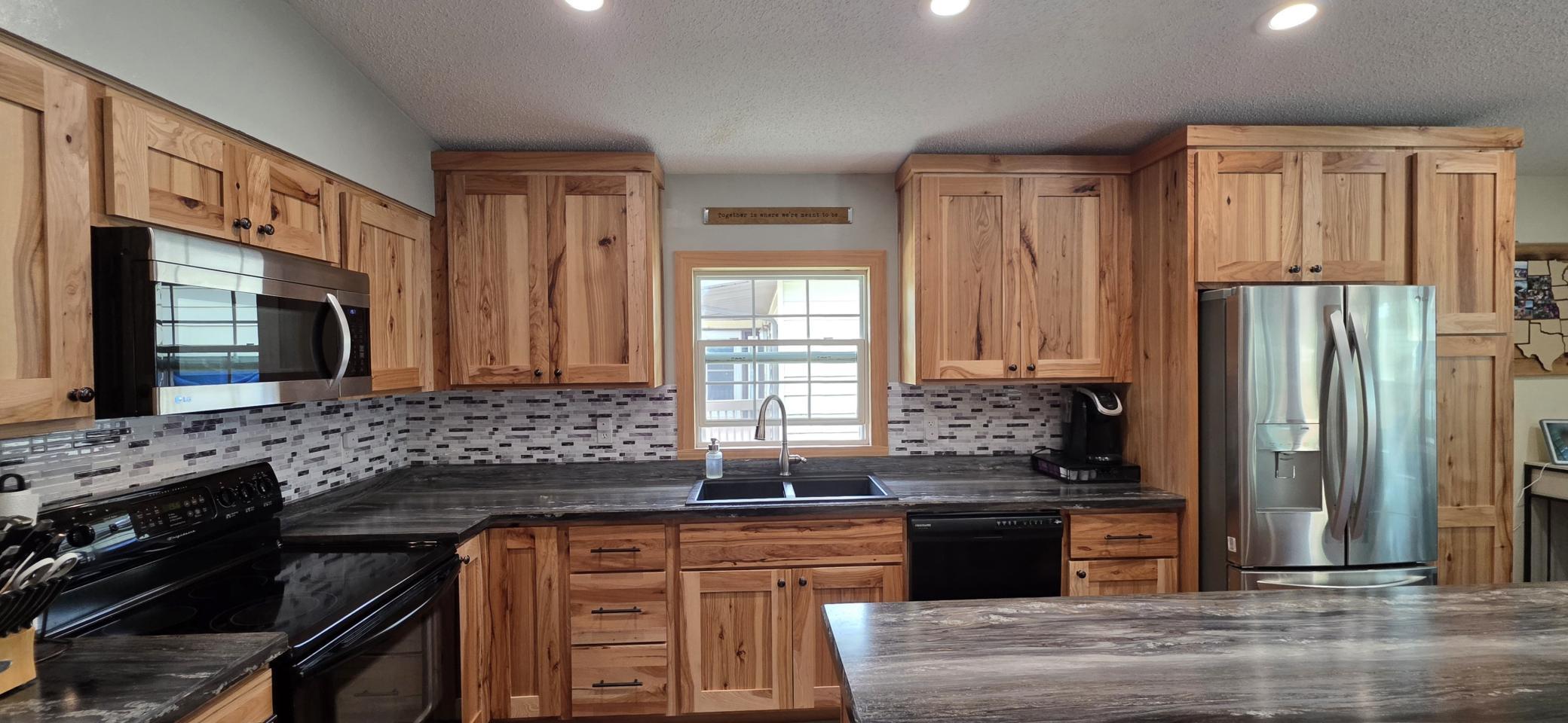 1961 single family home for sale at 640 9th Avenue SW in Valley City, ND — 3 bed, 2 bath (photo 4 of 61)