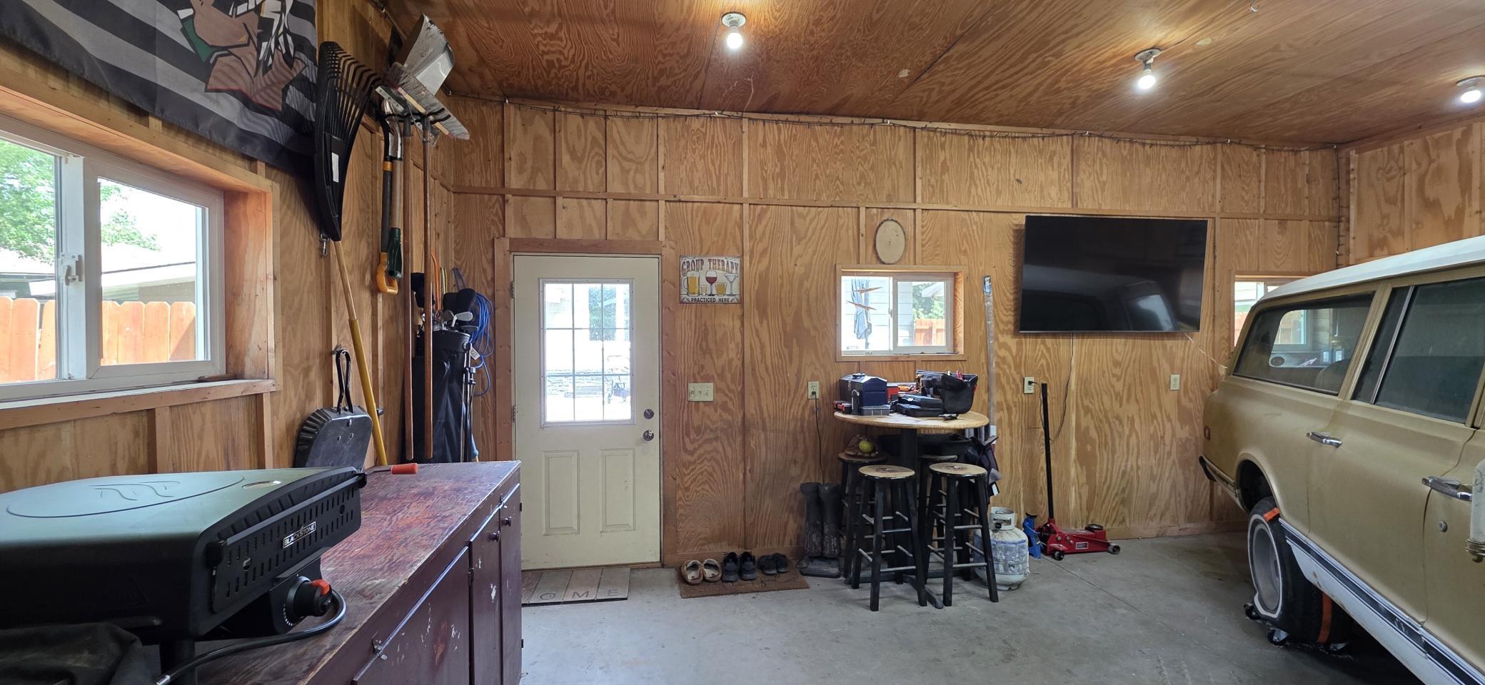 1961 single family home for sale at 640 9th Avenue SW in Valley City, ND — 3 bed, 2 bath (photo 59 of 61)