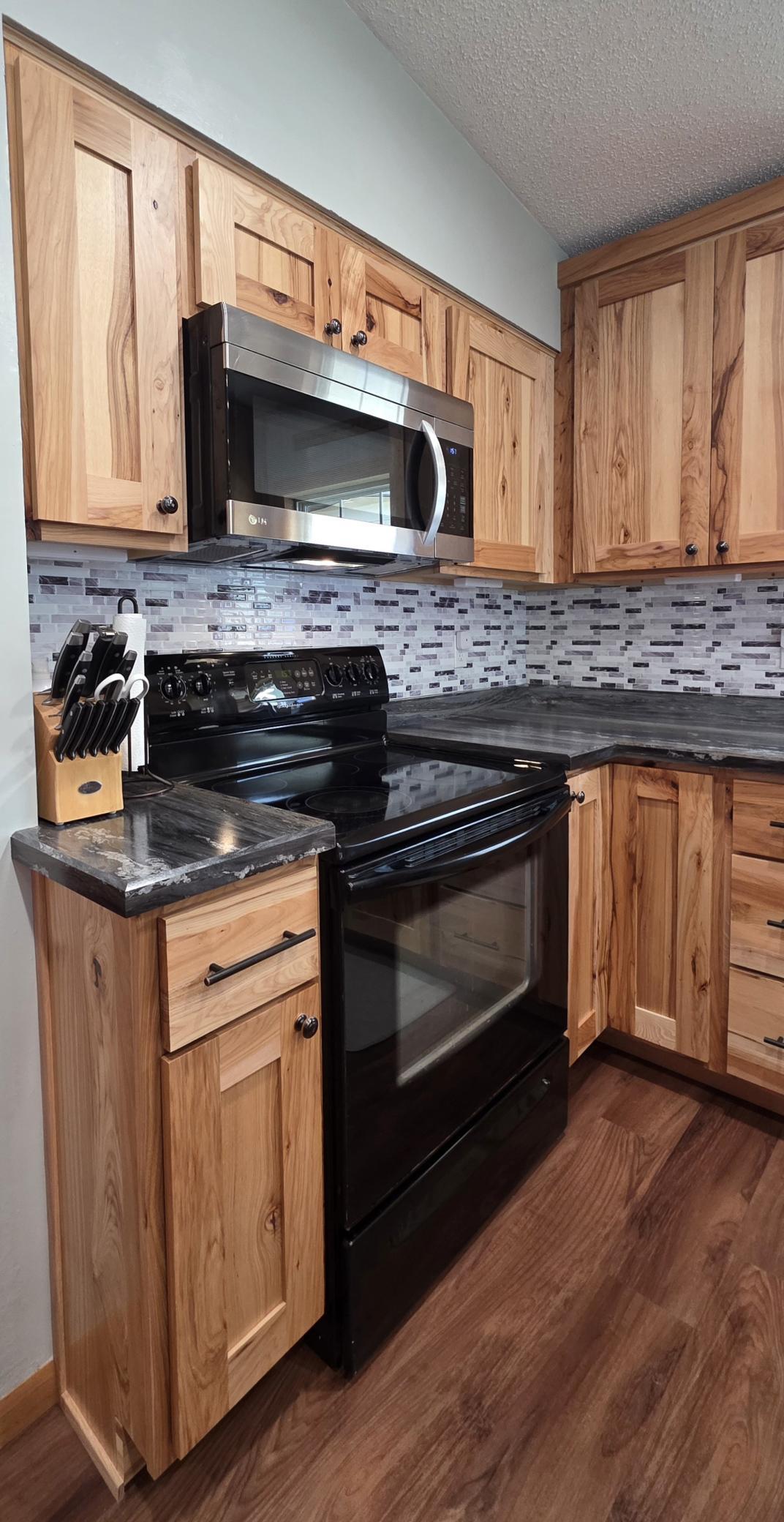 1961 single family home for sale at 640 9th Avenue SW in Valley City, ND — 3 bed, 2 bath (photo 8 of 61)
