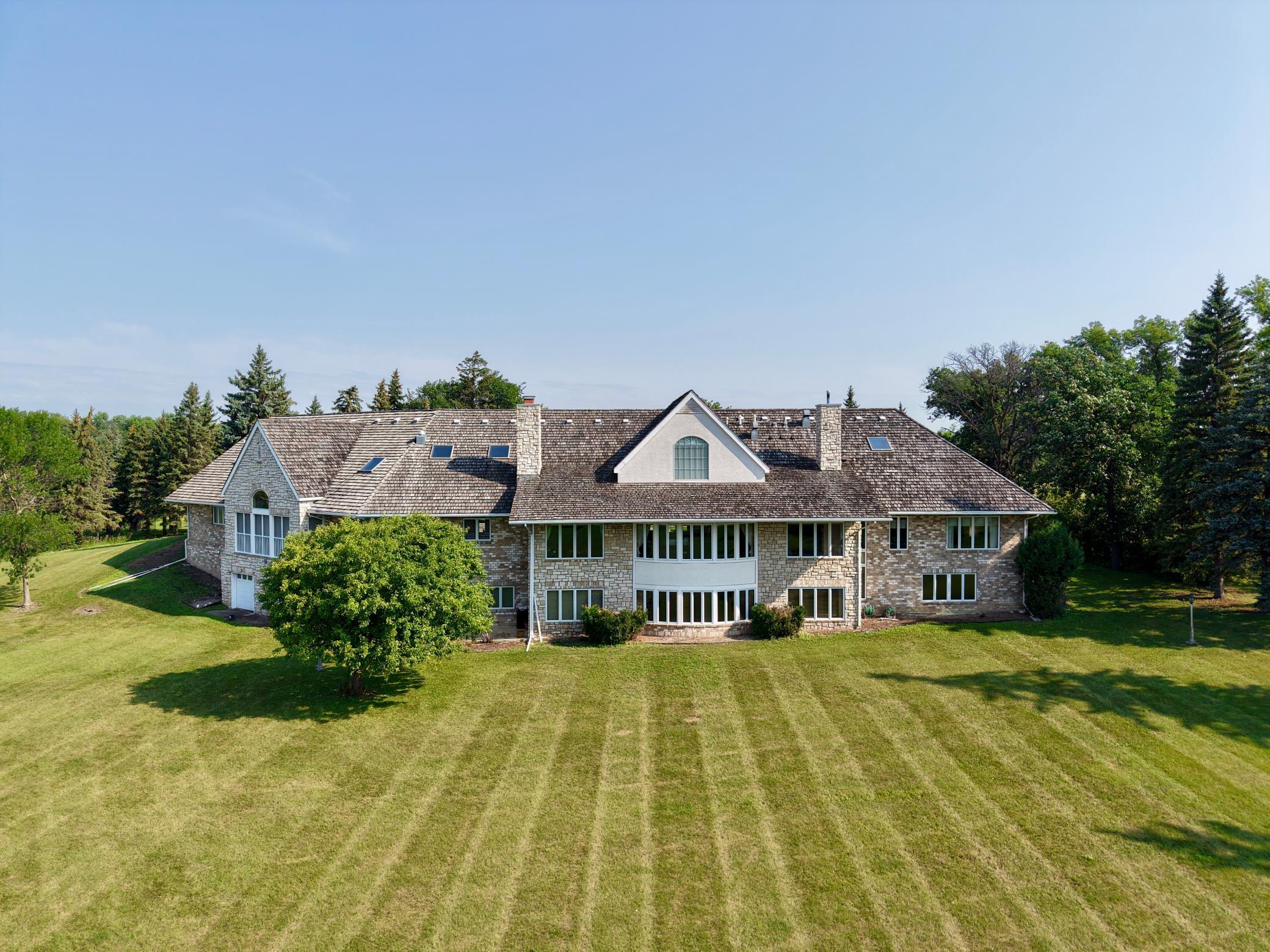 1993 single family home for sale at 1020 Centennial Drive in Thief River Falls, MN — 8 bed, 8 bath (photo 4 of 43)