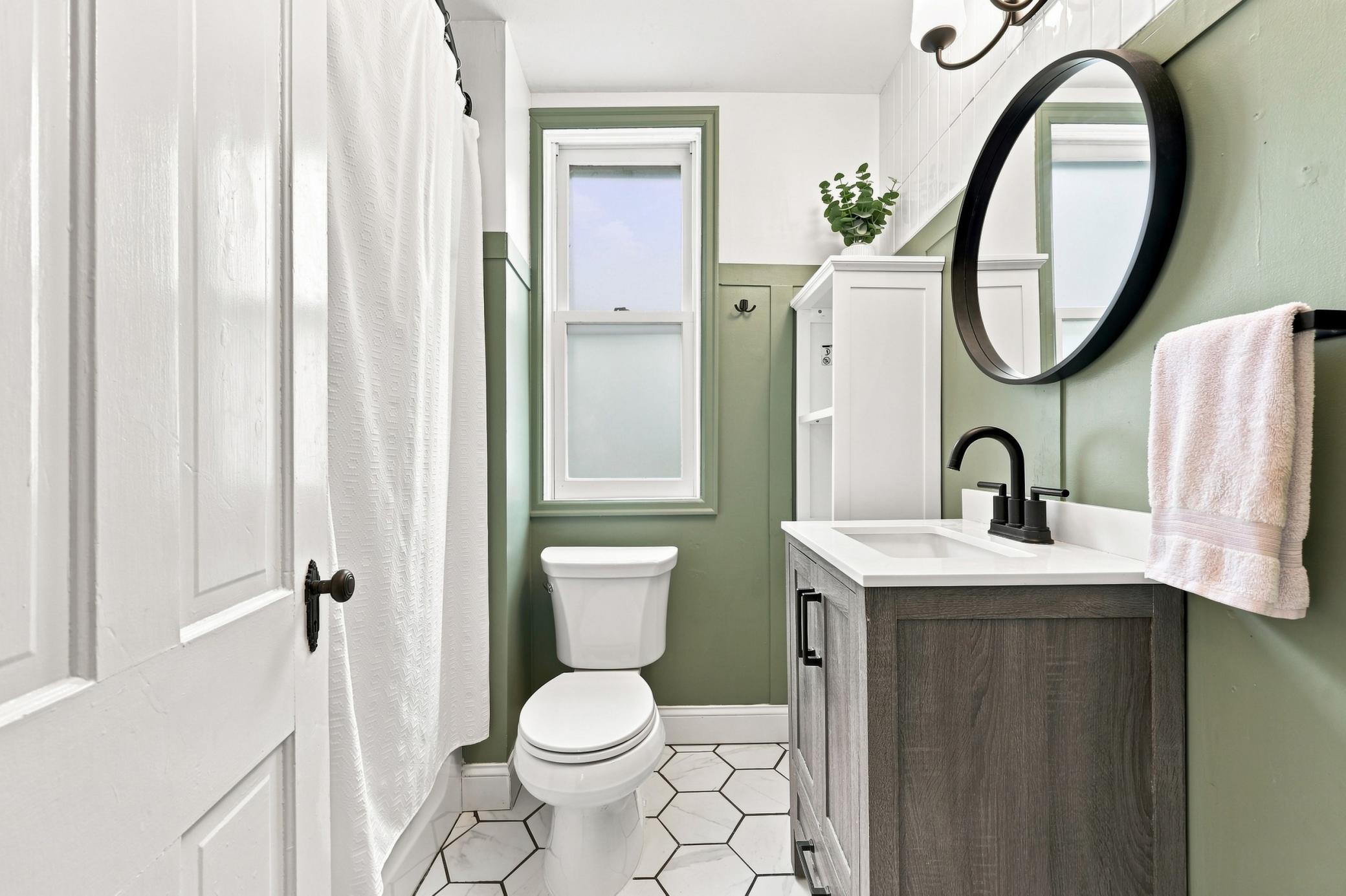1900 single family home for sale at 1349 4th Avenue S in Fargo, ND — 4 bed, 1 bath (photo 14 of 26)