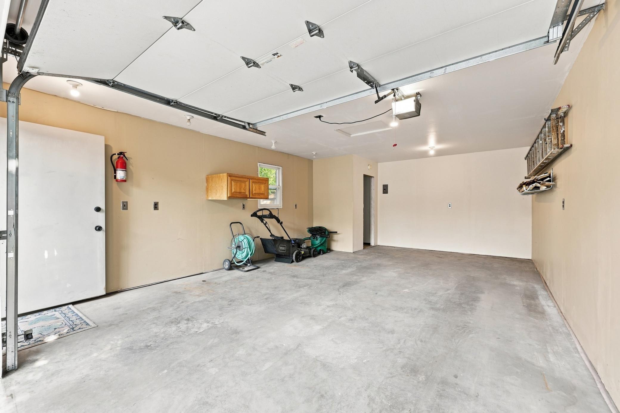 1900 single family home for sale at 1349 4th Avenue S in Fargo, ND — 4 bed, 1 bath (photo 22 of 26)