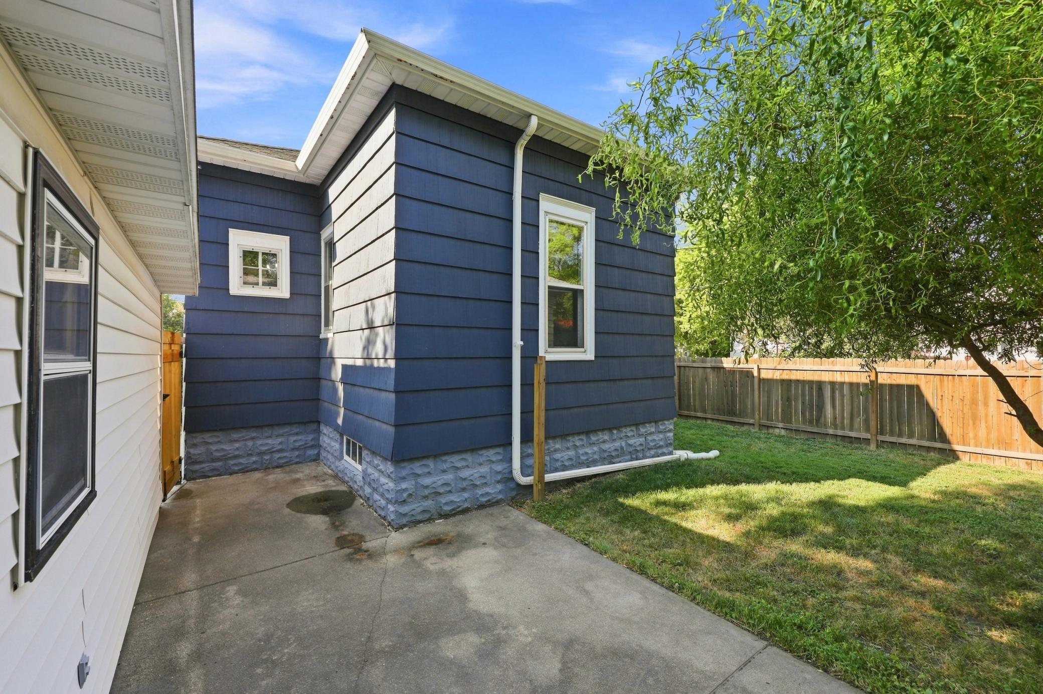 1900 single family home for sale at 1349 4th Avenue S in Fargo, ND — 4 bed, 1 bath (photo 23 of 26)