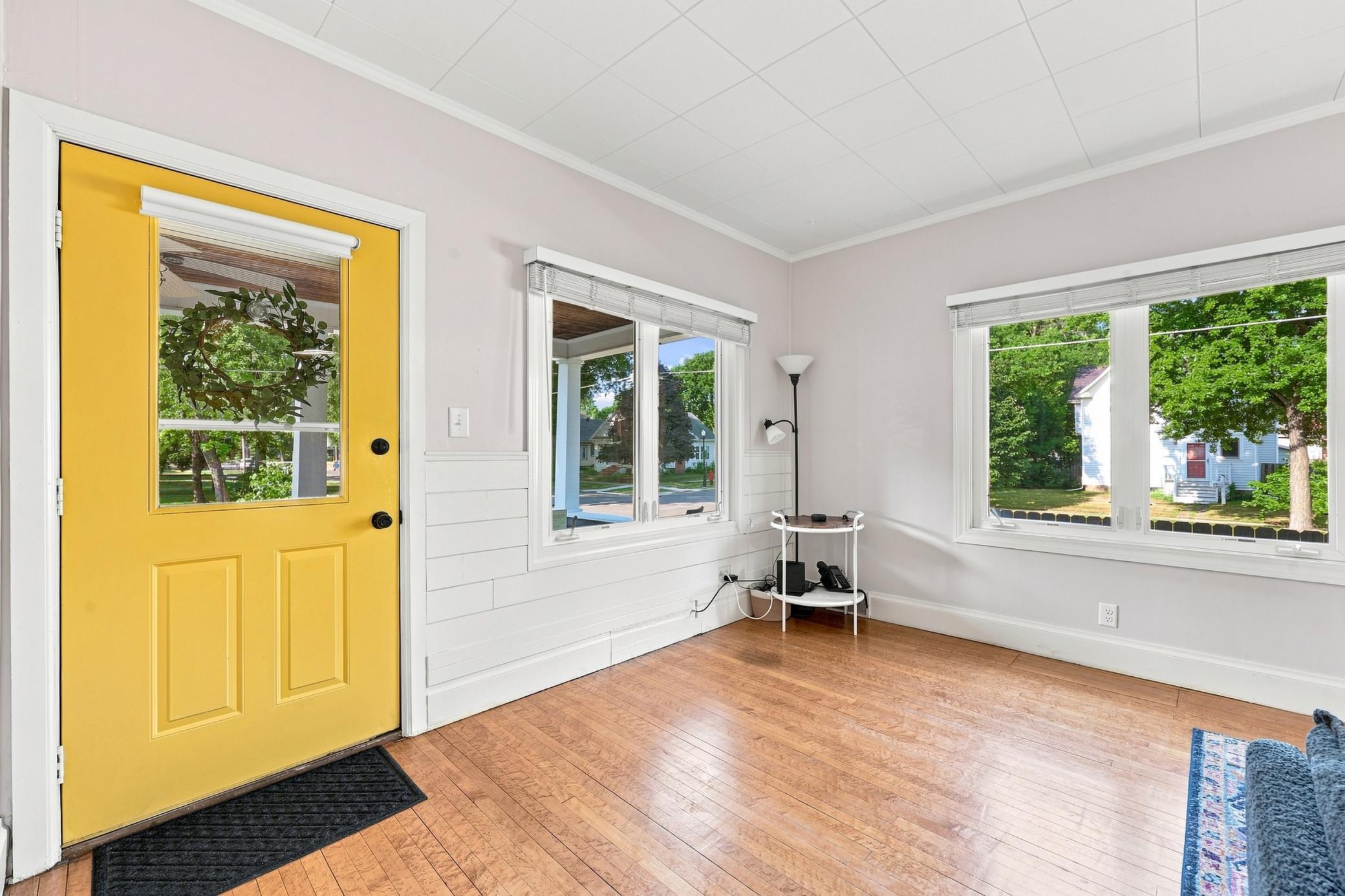 1900 single family home for sale at 1349 4th Avenue S in Fargo, ND — 4 bed, 1 bath (photo 4 of 26)