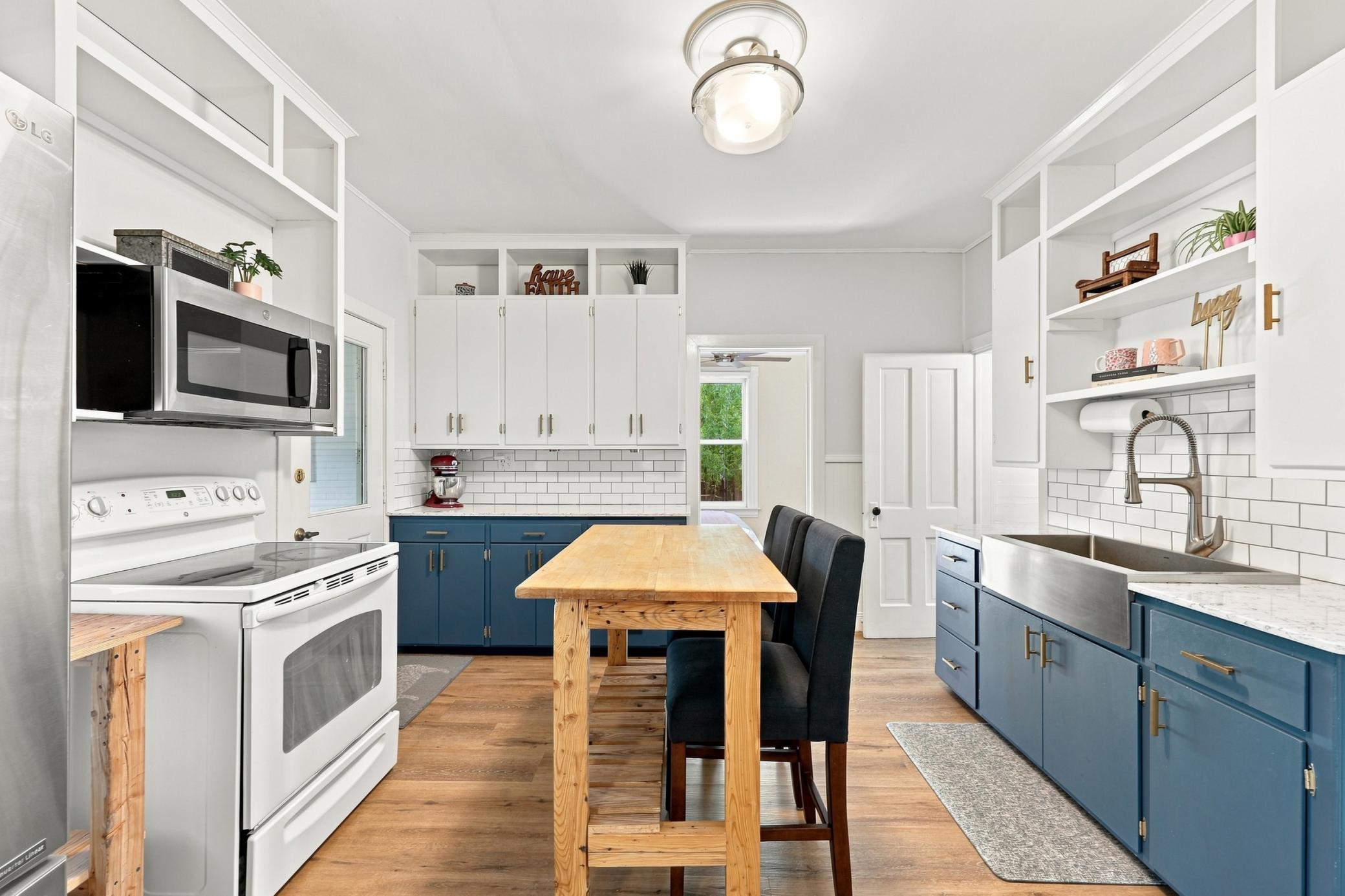 1900 single family home for sale at 1349 4th Avenue S in Fargo, ND — 4 bed, 1 bath (photo 8 of 26)