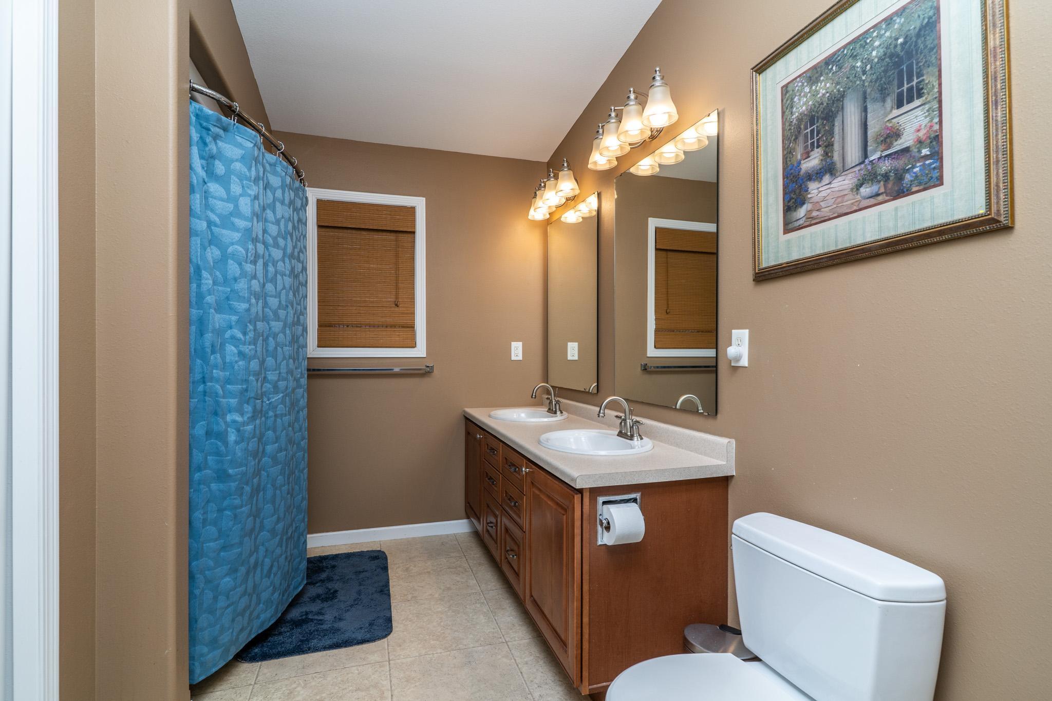 2008 single family home for sale at 529 Cedar Lane in Crookston, MN — 6 bed, 4 bath (photo 14 of 49)