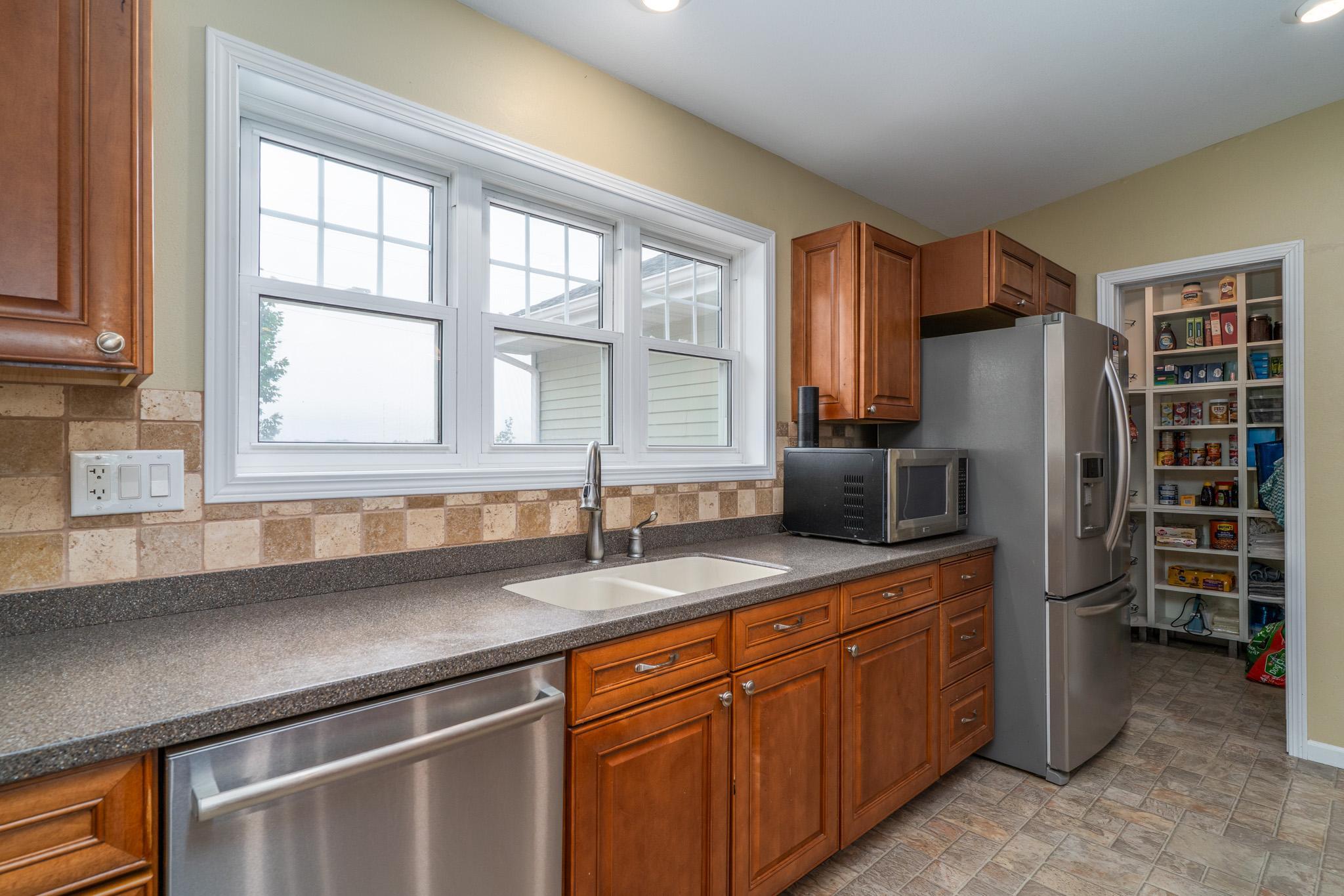 2008 single family home for sale at 529 Cedar Lane in Crookston, MN — 6 bed, 4 bath (photo 3 of 49)