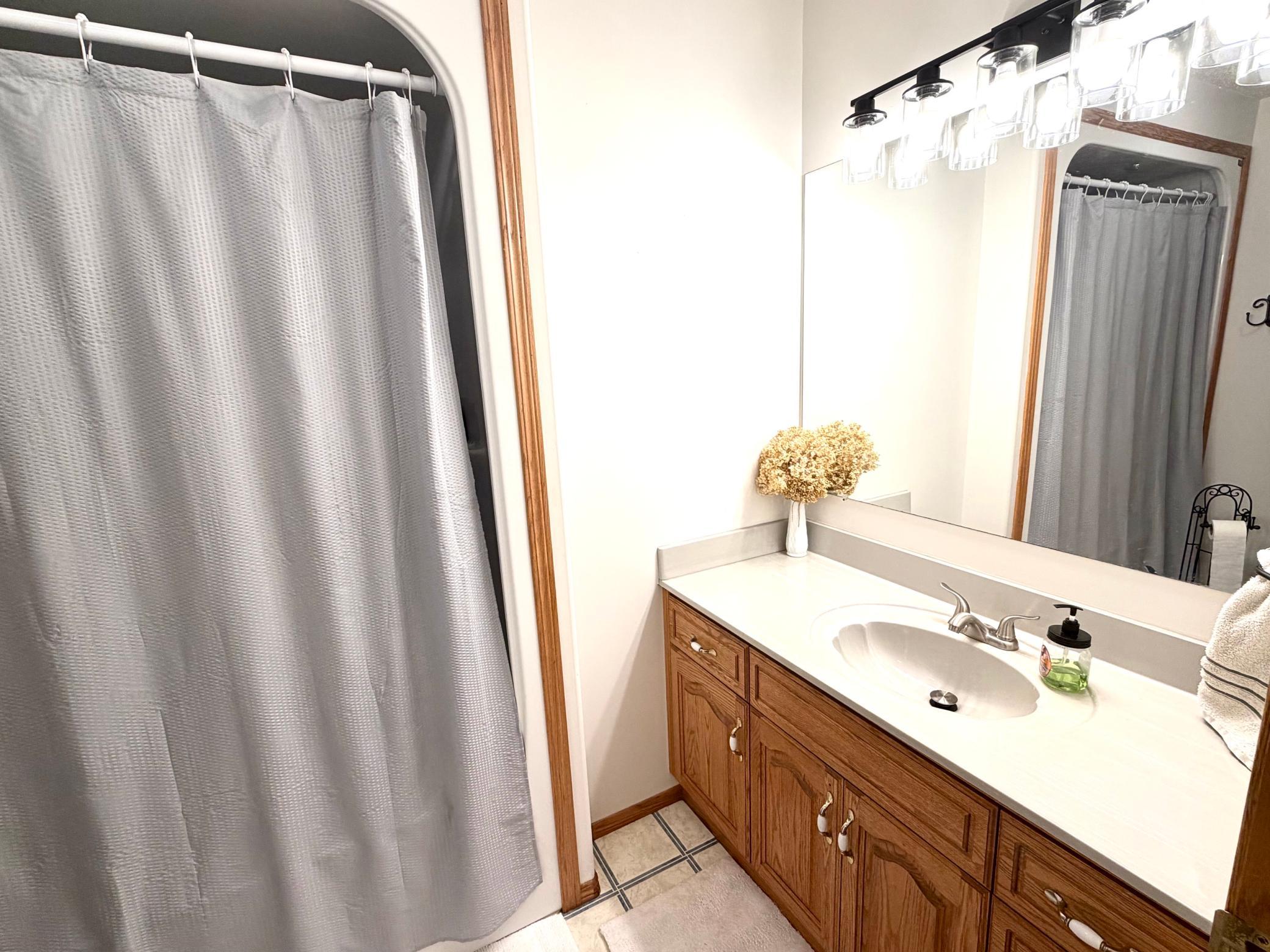 1999 single family home for sale at 407 Oak Crest Boulevard in Roseau, MN — 5 bed, 3 bath (photo 13 of 17)