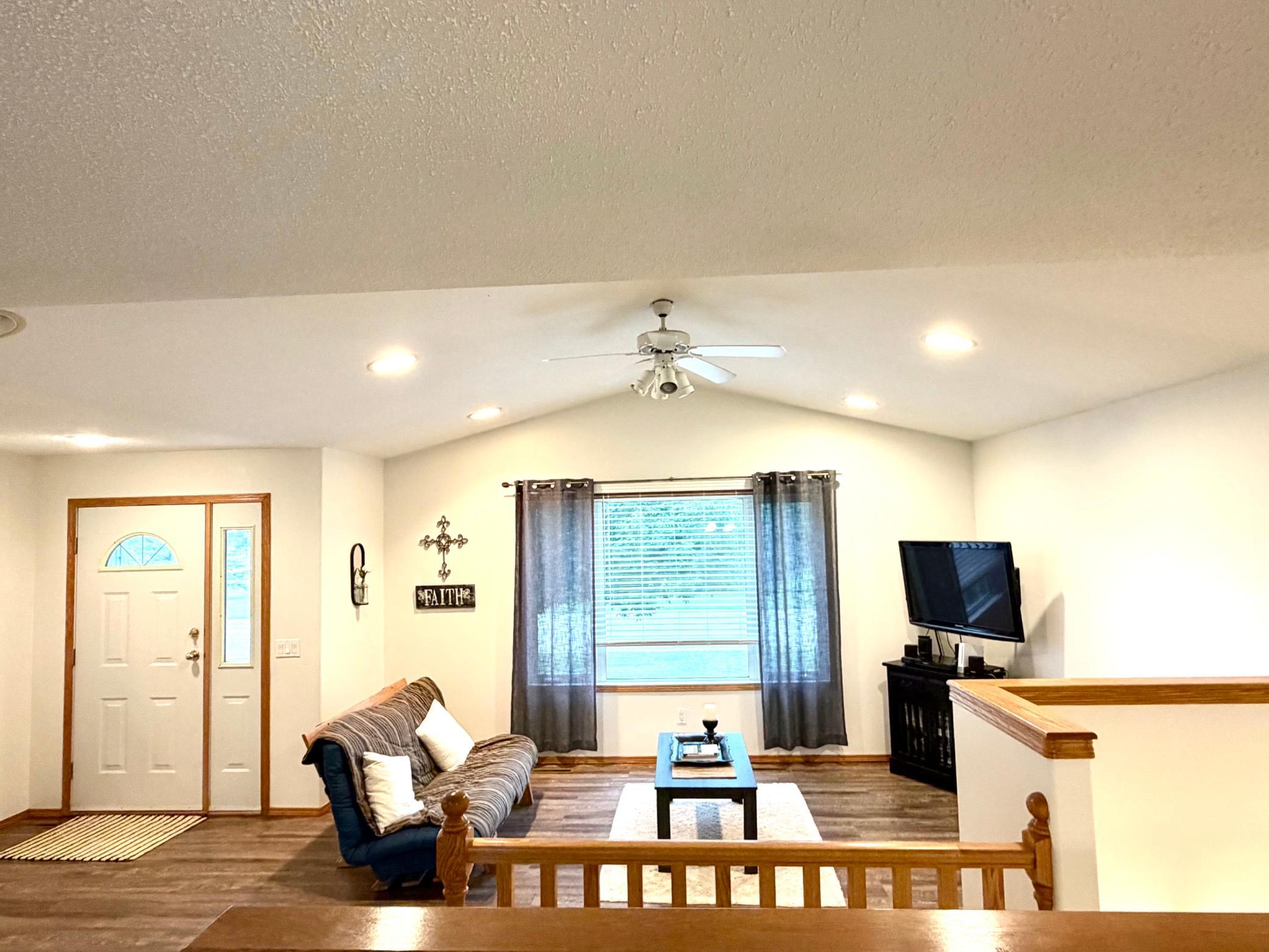1999 single family home for sale at 407 Oak Crest Boulevard in Roseau, MN — 5 bed, 3 bath (photo 3 of 17)