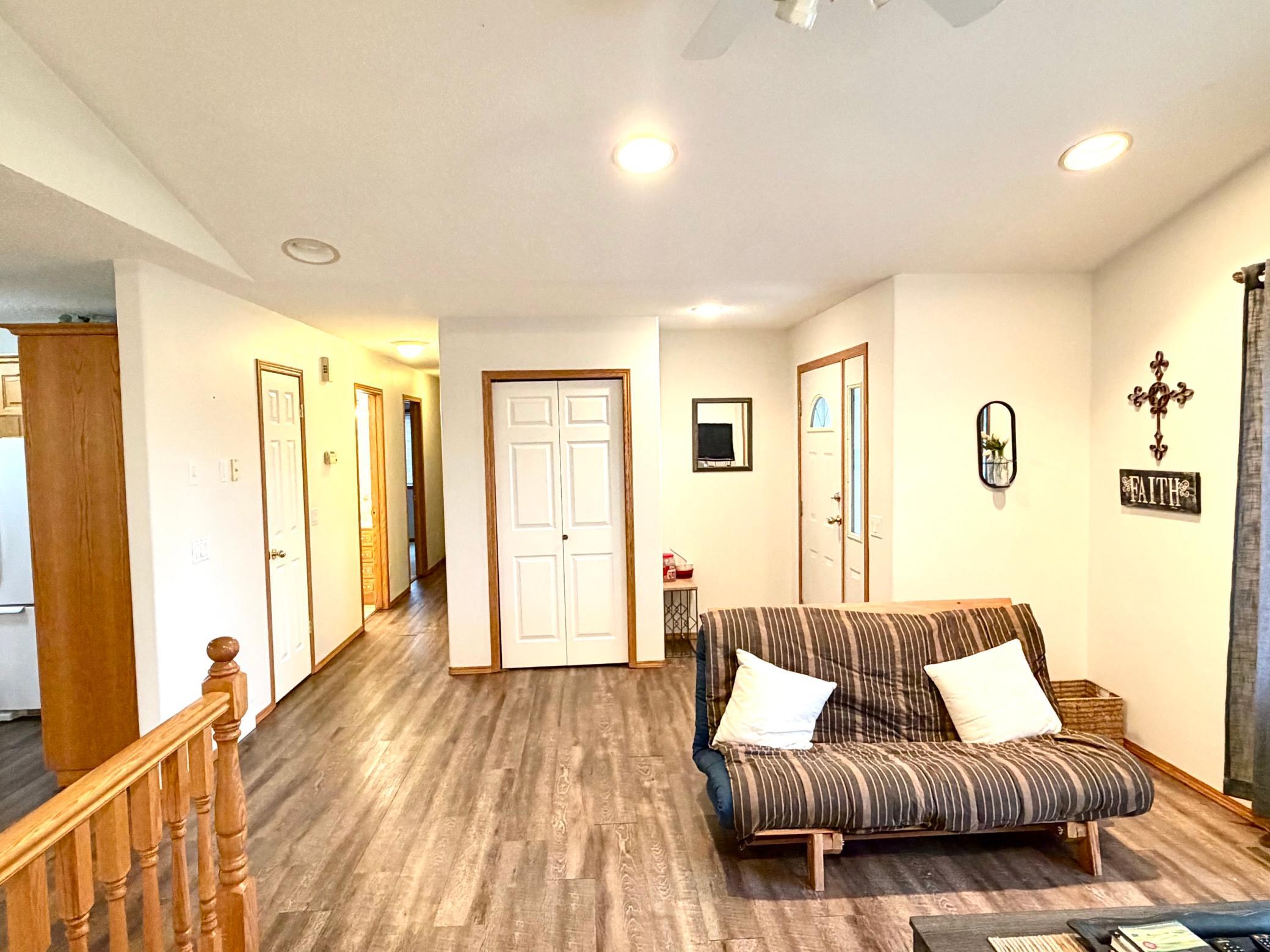 1999 single family home for sale at 407 Oak Crest Boulevard in Roseau, MN — 5 bed, 3 bath (photo 4 of 17)