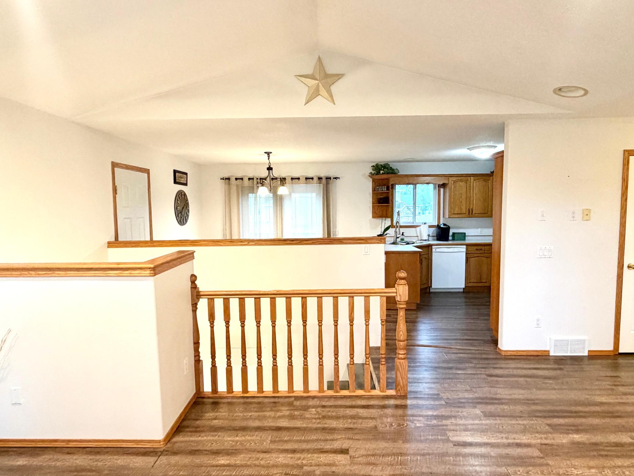 1999 single family home for sale at 407 Oak Crest Boulevard in Roseau, MN — 5 bed, 3 bath (photo 5 of 17)