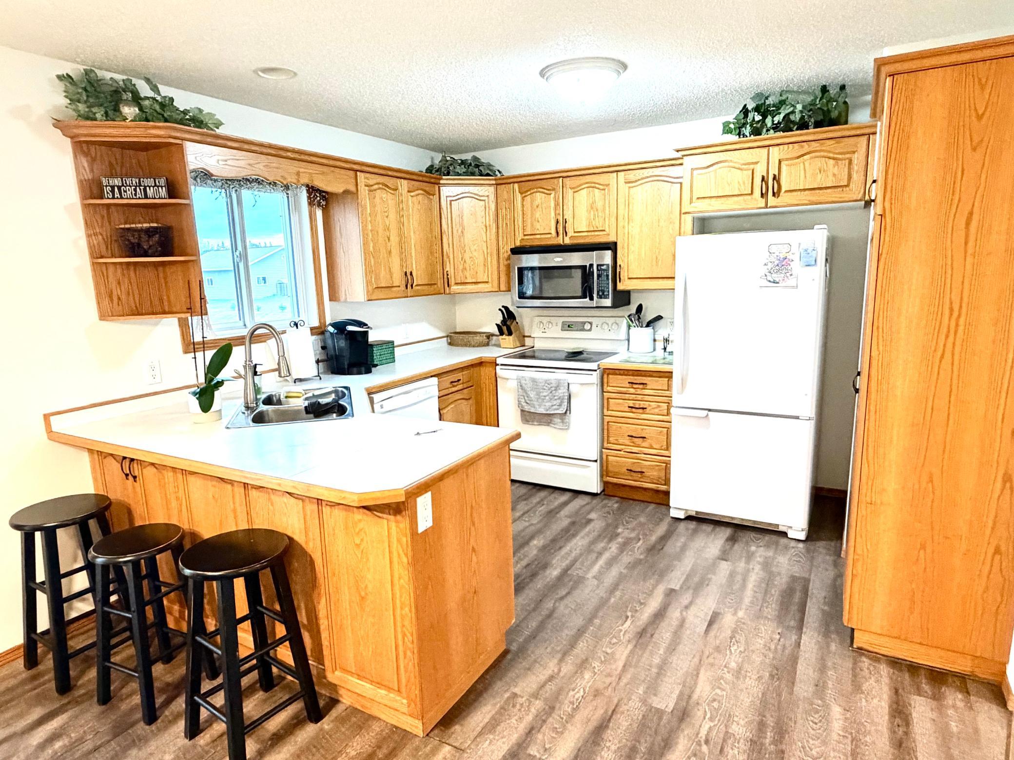 1999 single family home for sale at 407 Oak Crest Boulevard in Roseau, MN — 5 bed, 3 bath (photo 7 of 17)