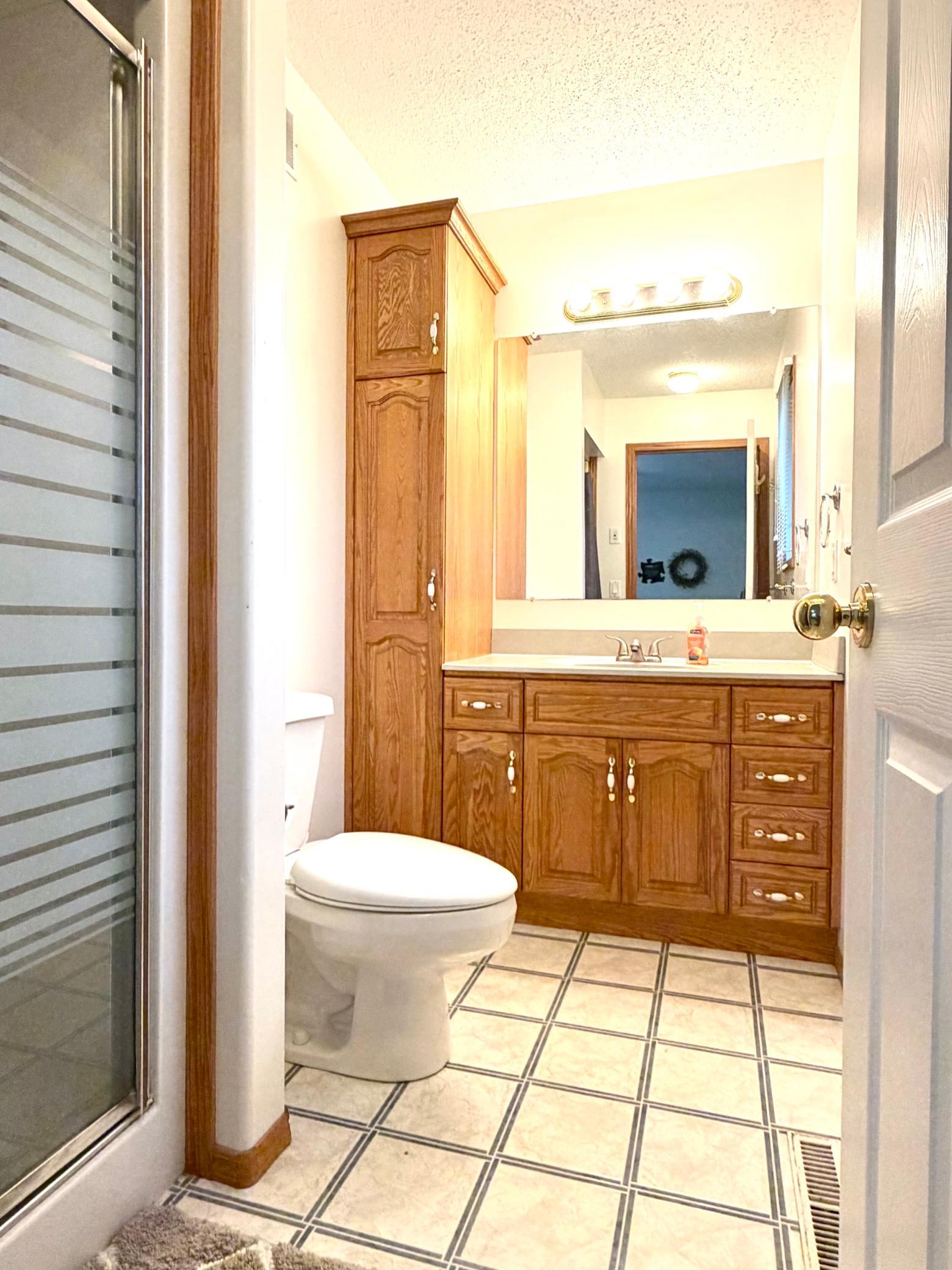 1999 single family home for sale at 407 Oak Crest Boulevard in Roseau, MN — 5 bed, 3 bath (photo 10 of 17)
