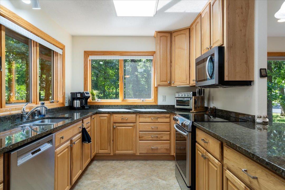 2003 single family home for sale at 11808 Maplewood Drive SW in East Gull Lake, MN — 3 bed, 3 bath (photo 4 of 57)