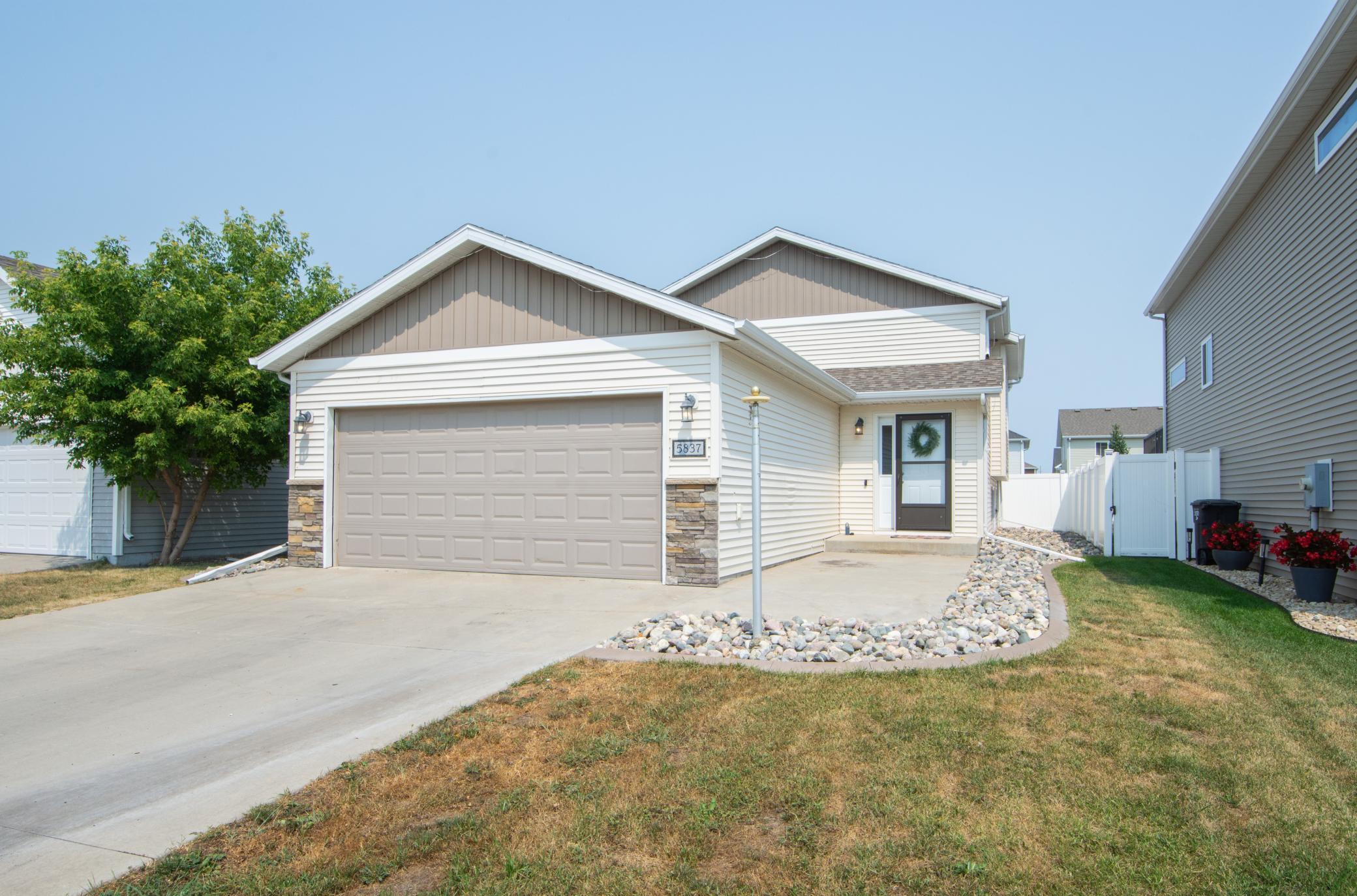 2016 single family home for sale at 5837 58th Avenue S in Fargo, ND — 3 bed, 2 bath (photo 2 of 44)