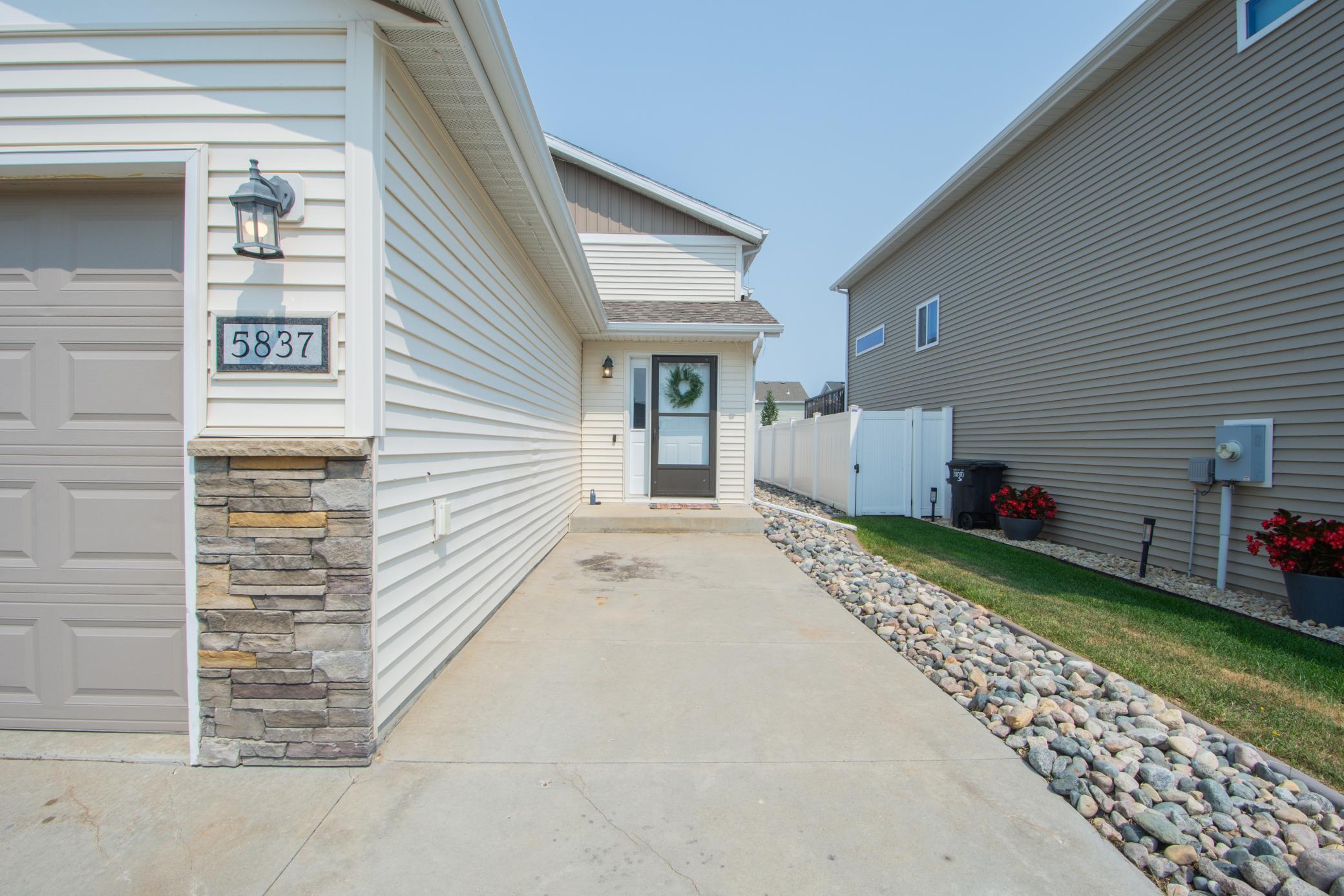 2016 single family home for sale at 5837 58th Avenue S in Fargo, ND — 3 bed, 2 bath (photo 3 of 44)