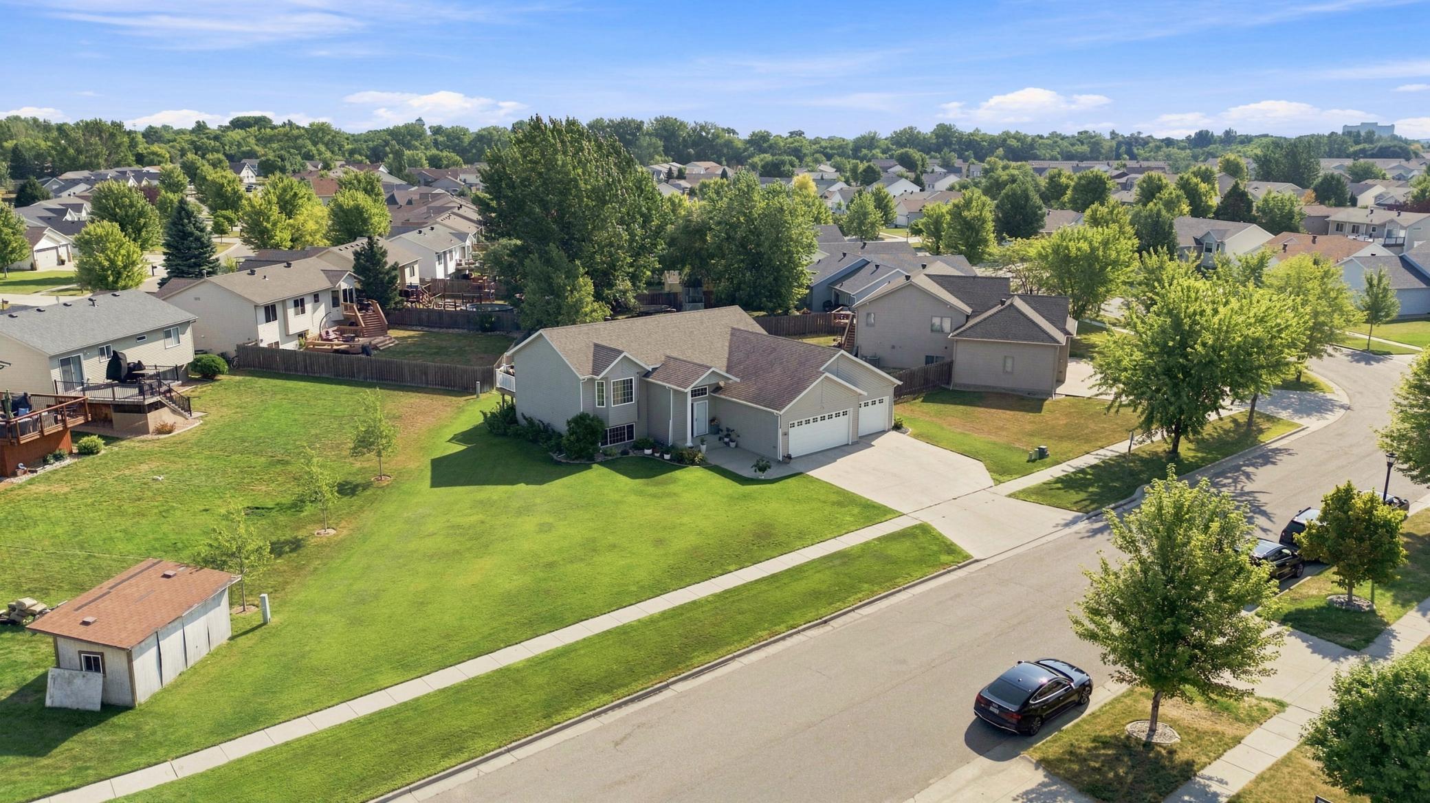 2006 single family home for sale at 852 16th Avenue Court W in West Fargo, ND — 4 bed, 3 bath (photo 2 of 32)