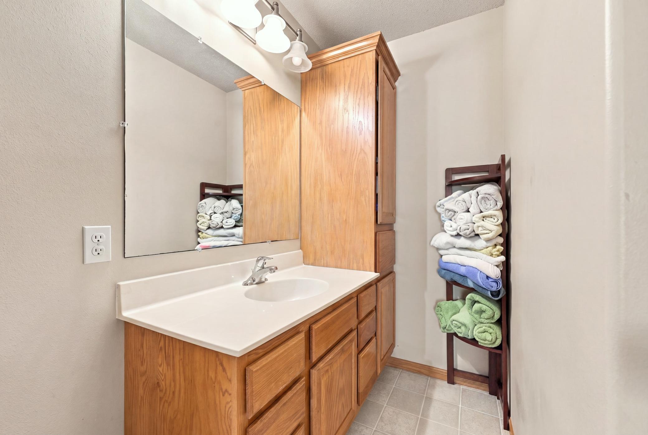 2006 single family home for sale at 852 16th Avenue Court W in West Fargo, ND — 4 bed, 3 bath (photo 14 of 32)