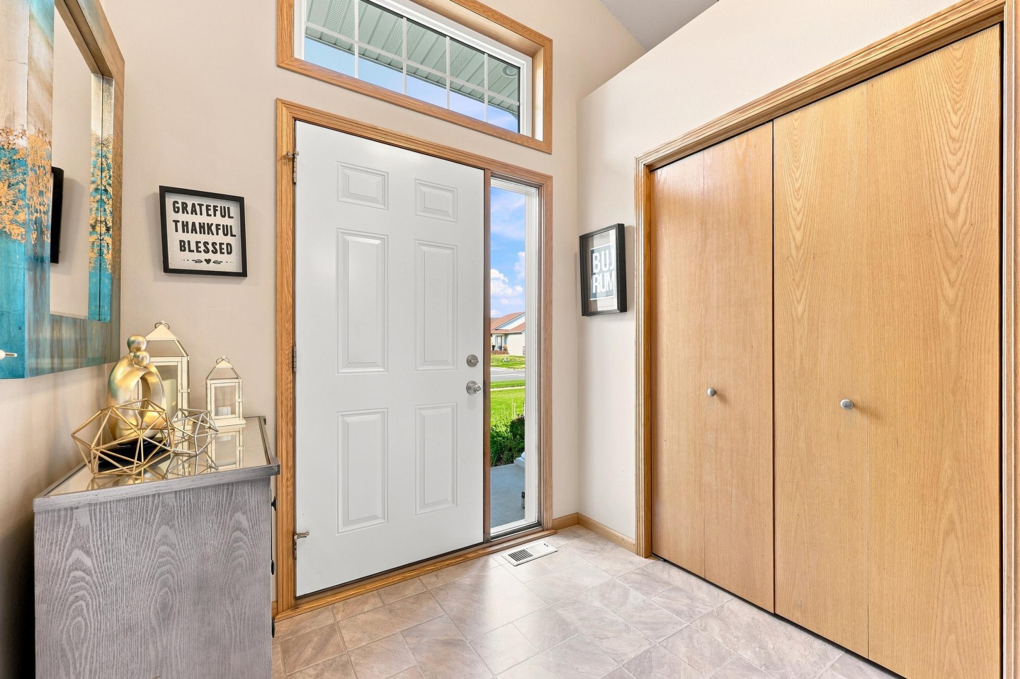 2006 single family home for sale at 852 16th Avenue Court W in West Fargo, ND — 4 bed, 3 bath (photo 5 of 32)