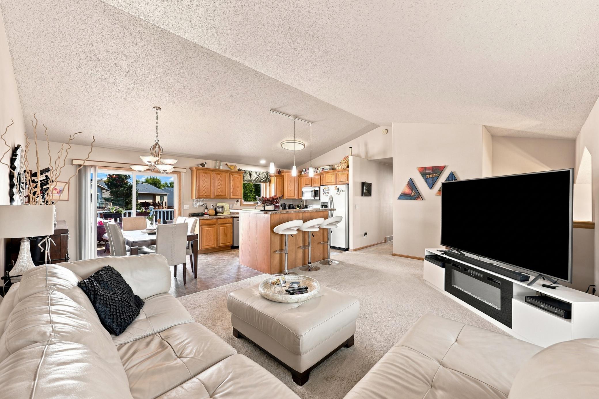 2006 single family home for sale at 852 16th Avenue Court W in West Fargo, ND — 4 bed, 3 bath (photo 7 of 32)