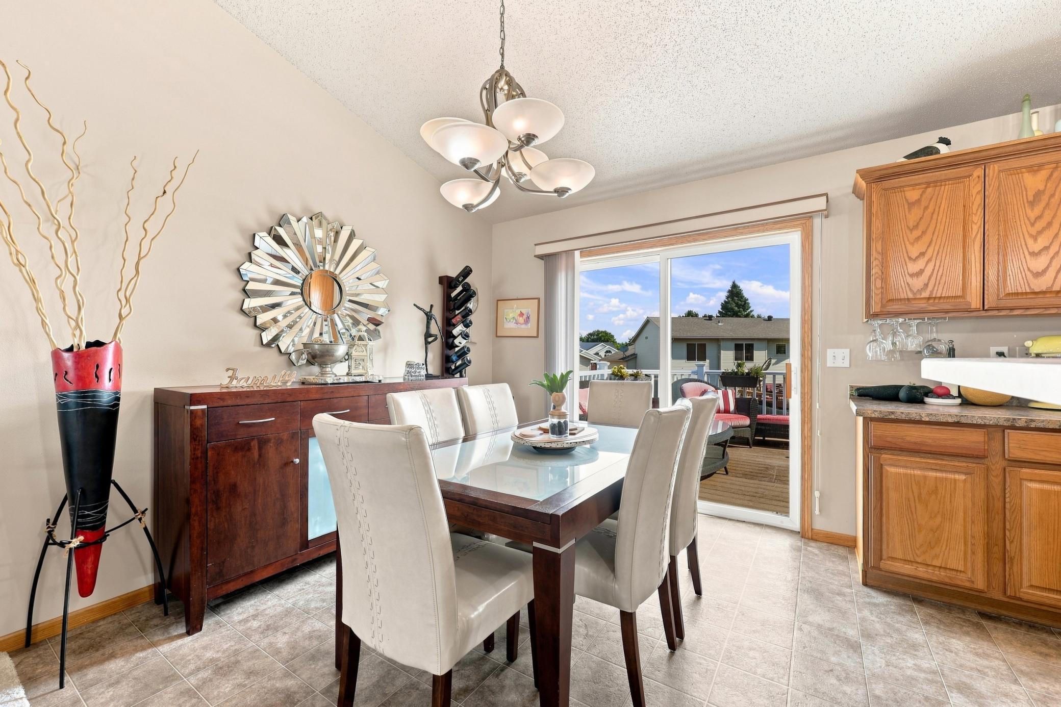 2006 single family home for sale at 852 16th Avenue Court W in West Fargo, ND — 4 bed, 3 bath (photo 8 of 32)