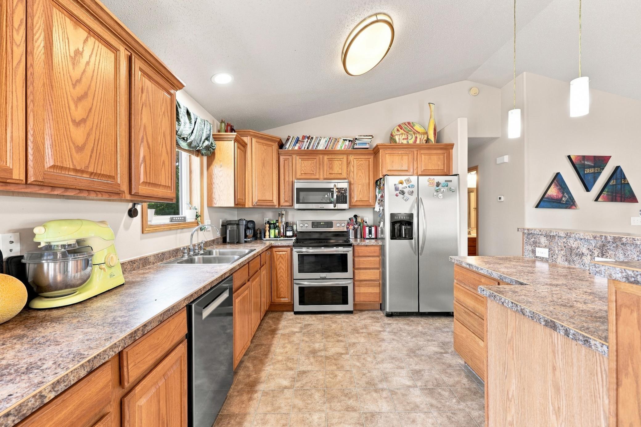 2006 single family home for sale at 852 16th Avenue Court W in West Fargo, ND — 4 bed, 3 bath (photo 9 of 32)