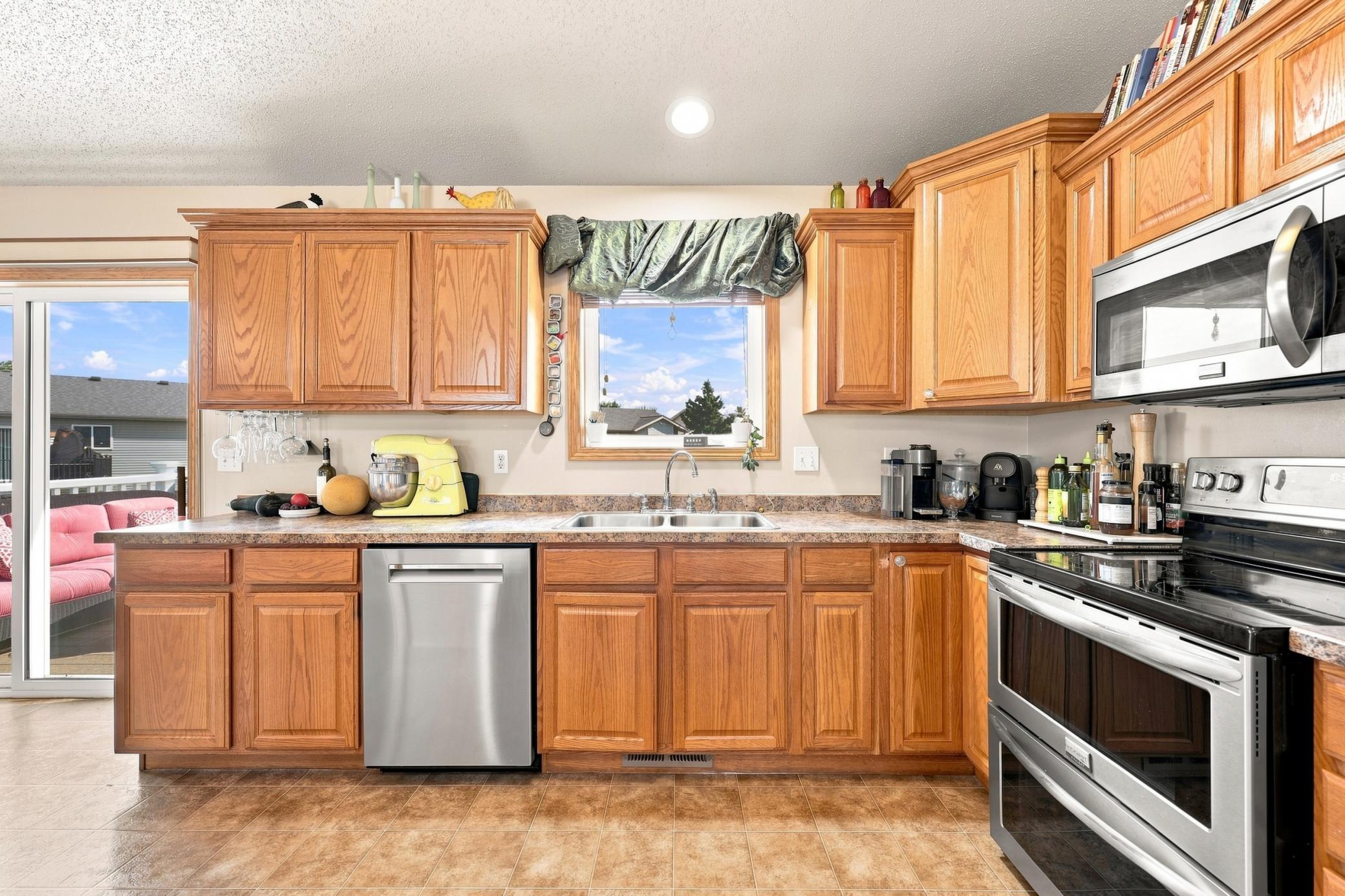 2006 single family home for sale at 852 16th Avenue Court W in West Fargo, ND — 4 bed, 3 bath (photo 10 of 32)