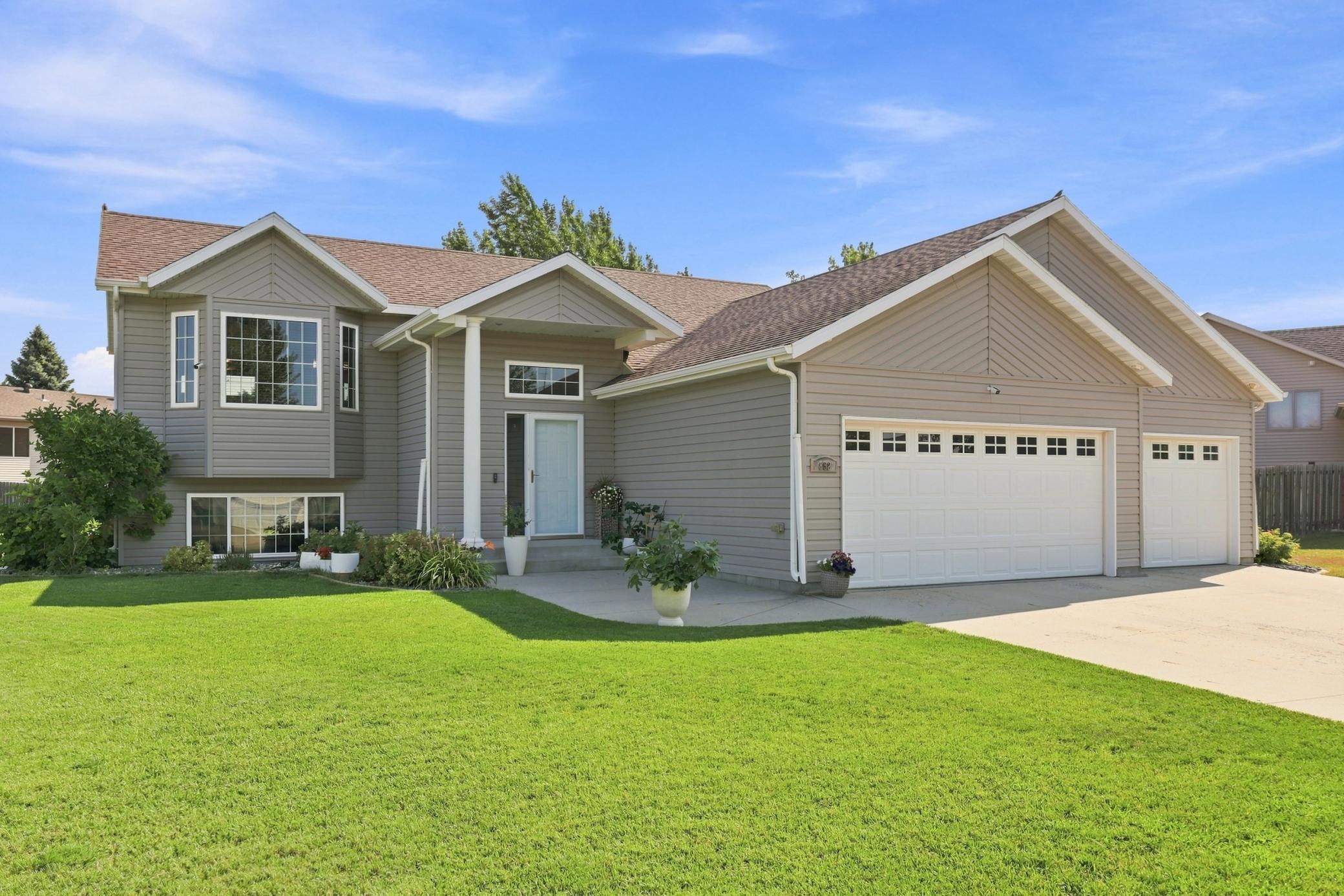 2006 single family home for sale at 852 16th Avenue Court W in West Fargo, ND — 4 bed, 3 bath