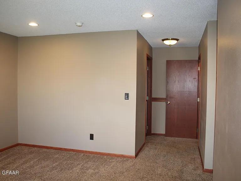 1058 Selkirk Circle, Grand Forks ND 58203 - Photo 17 of 22