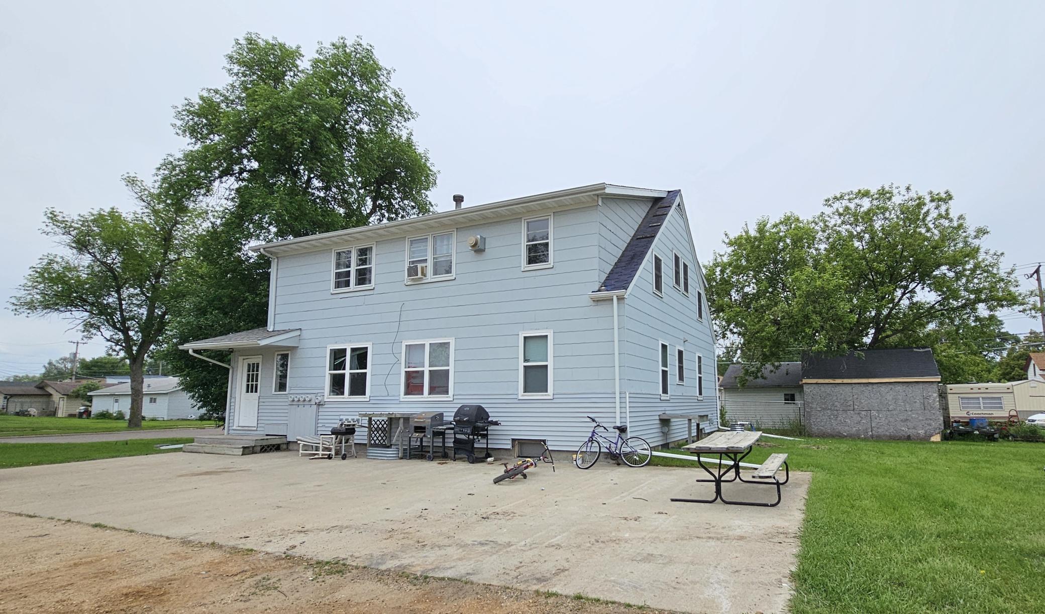 1950 home for sale at 104 5th Avenue S in Wahpeton, ND — 8 bed, 5 bath (photo 3 of 27)