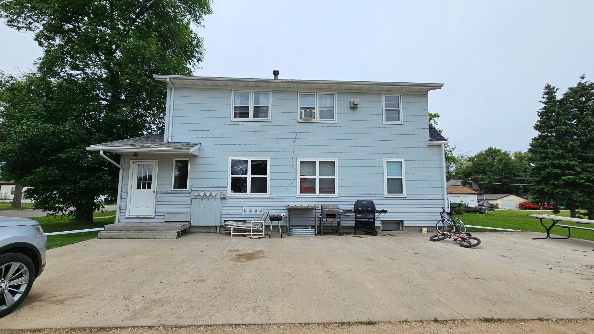 1950 home for sale at 104 5th Avenue S in Wahpeton, ND — 8 bed, 5 bath (photo 4 of 27)