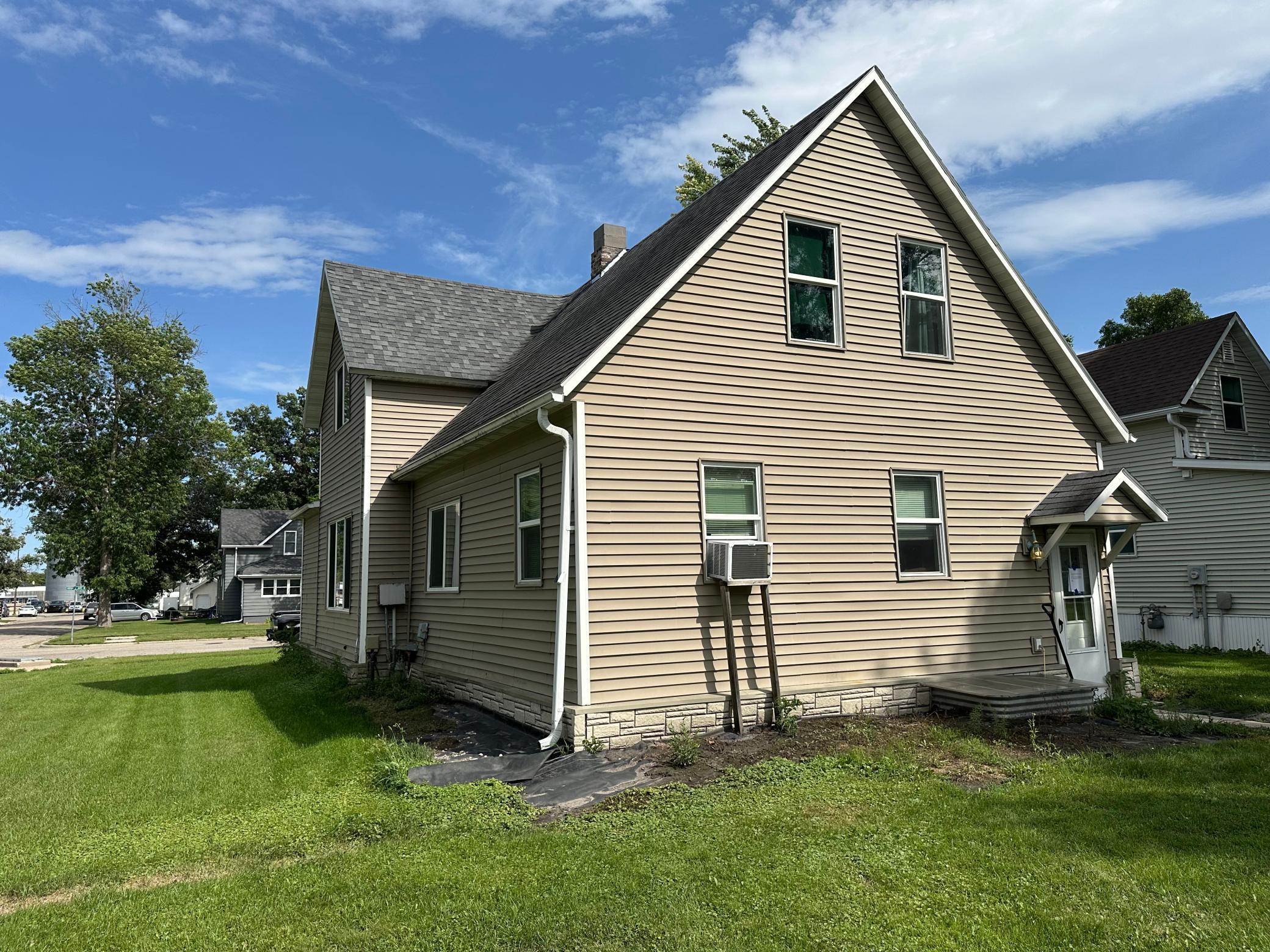 1910 triplex for sale at 623 Horace Avenue N in Thief River Falls, MN — 5 bed, 3 bath (photo 3 of 8)