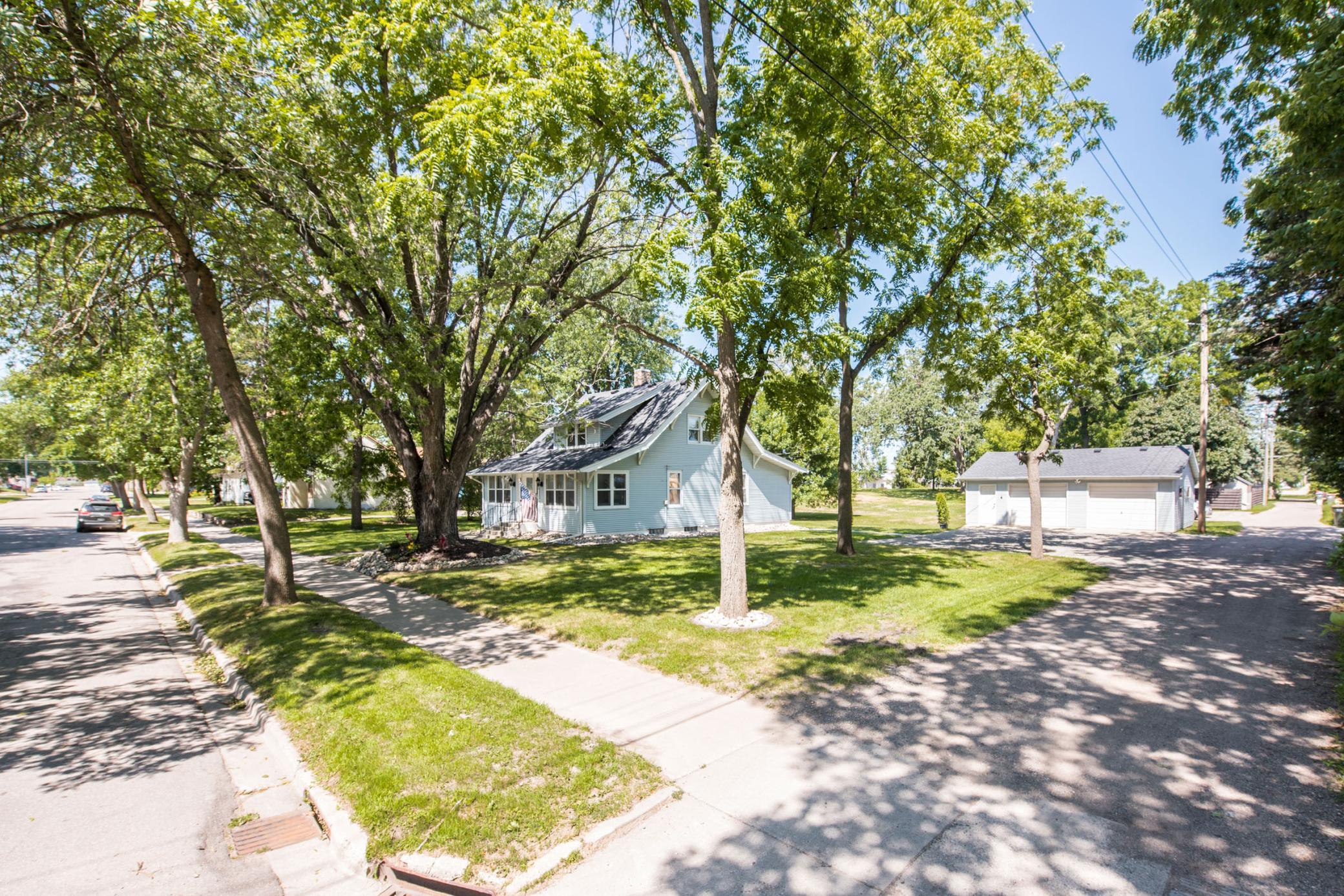 1921 single family home for sale at 305 8th Avenue E in Alexandria, MN — 3 bed, 2 bath (photo 3 of 34)
