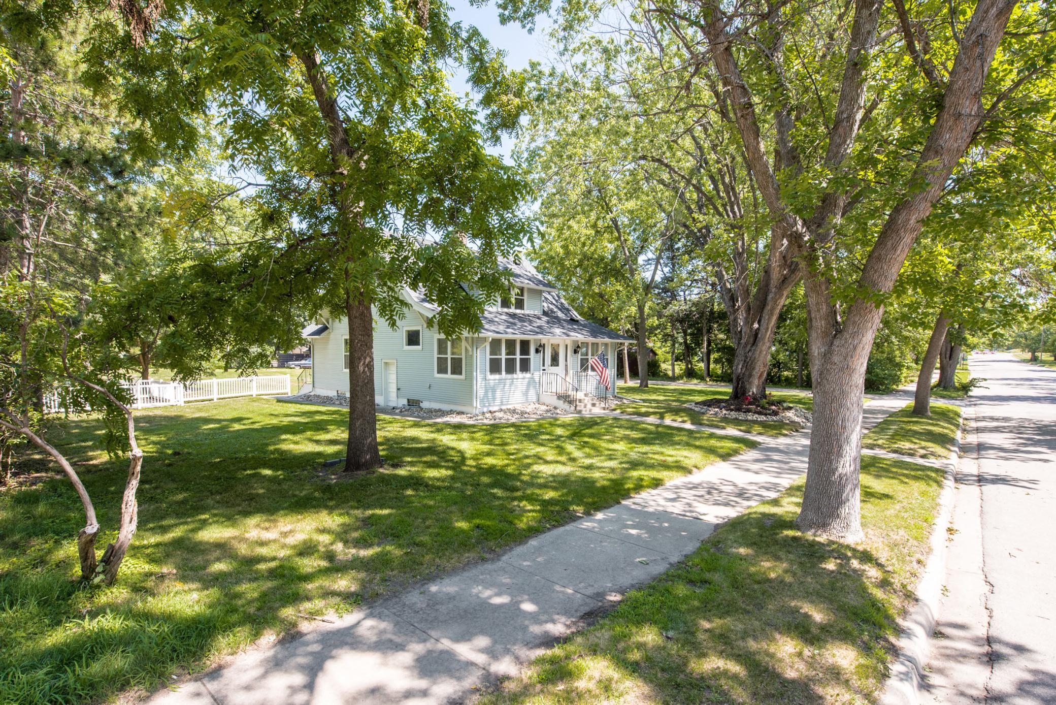 1921 single family home for sale at 305 8th Avenue E in Alexandria, MN — 3 bed, 2 bath (photo 4 of 34)