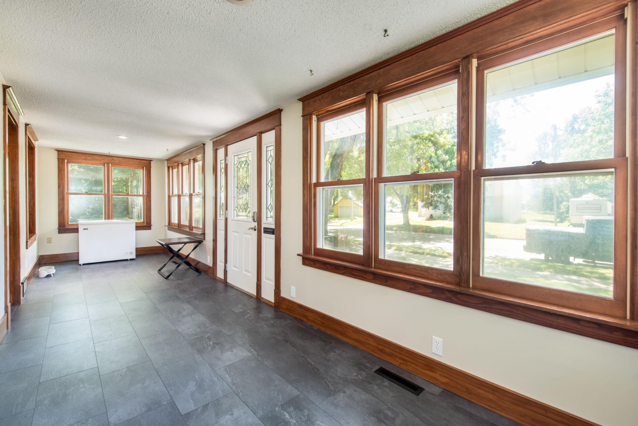1921 single family home for sale at 305 8th Avenue E in Alexandria, MN — 3 bed, 2 bath (photo 5 of 34)