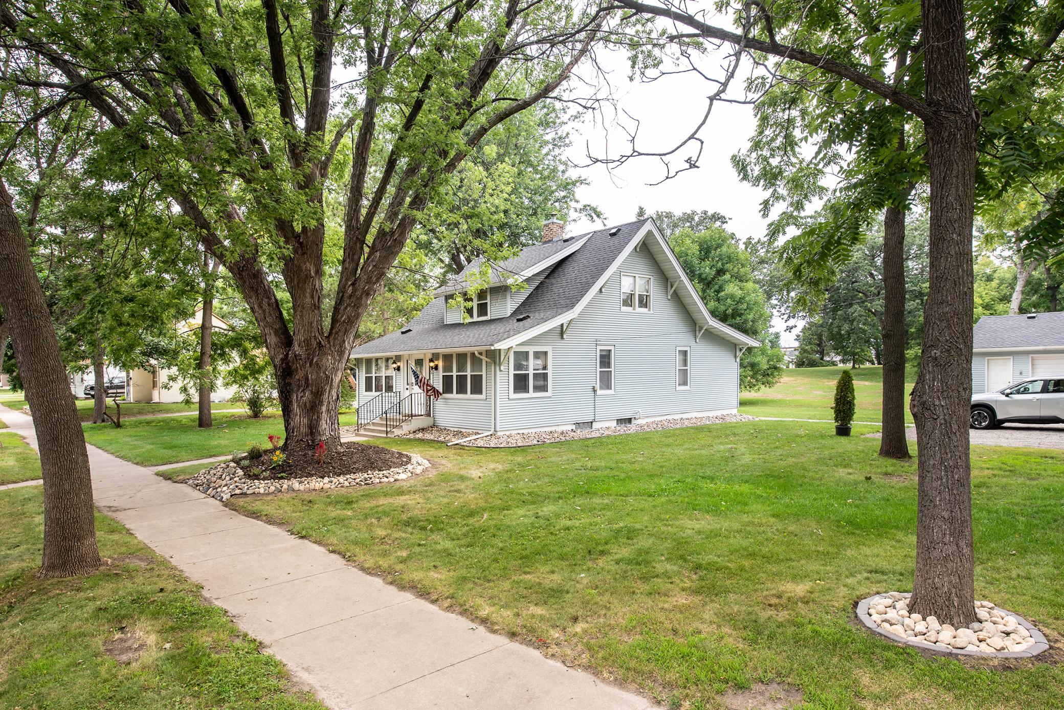 1921 single family home for sale at 305 8th Avenue E in Alexandria, MN — 3 bed, 2 bath (photo 4 of 35)
