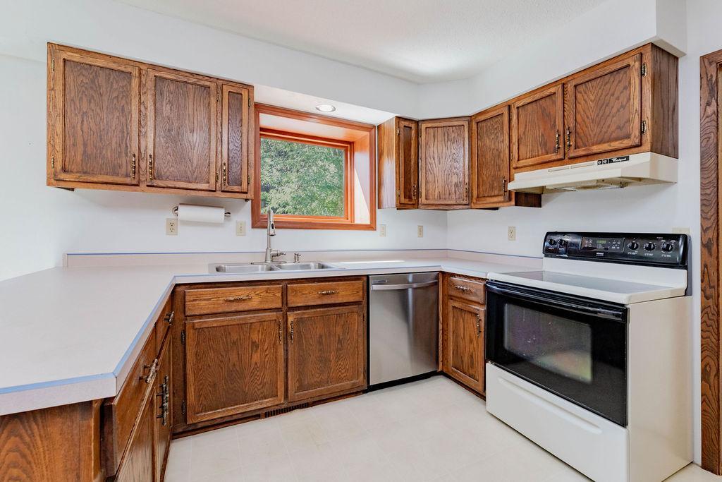 2322 Cromwell Street S, Moorhead MN 56560 - Photo 12 of 58